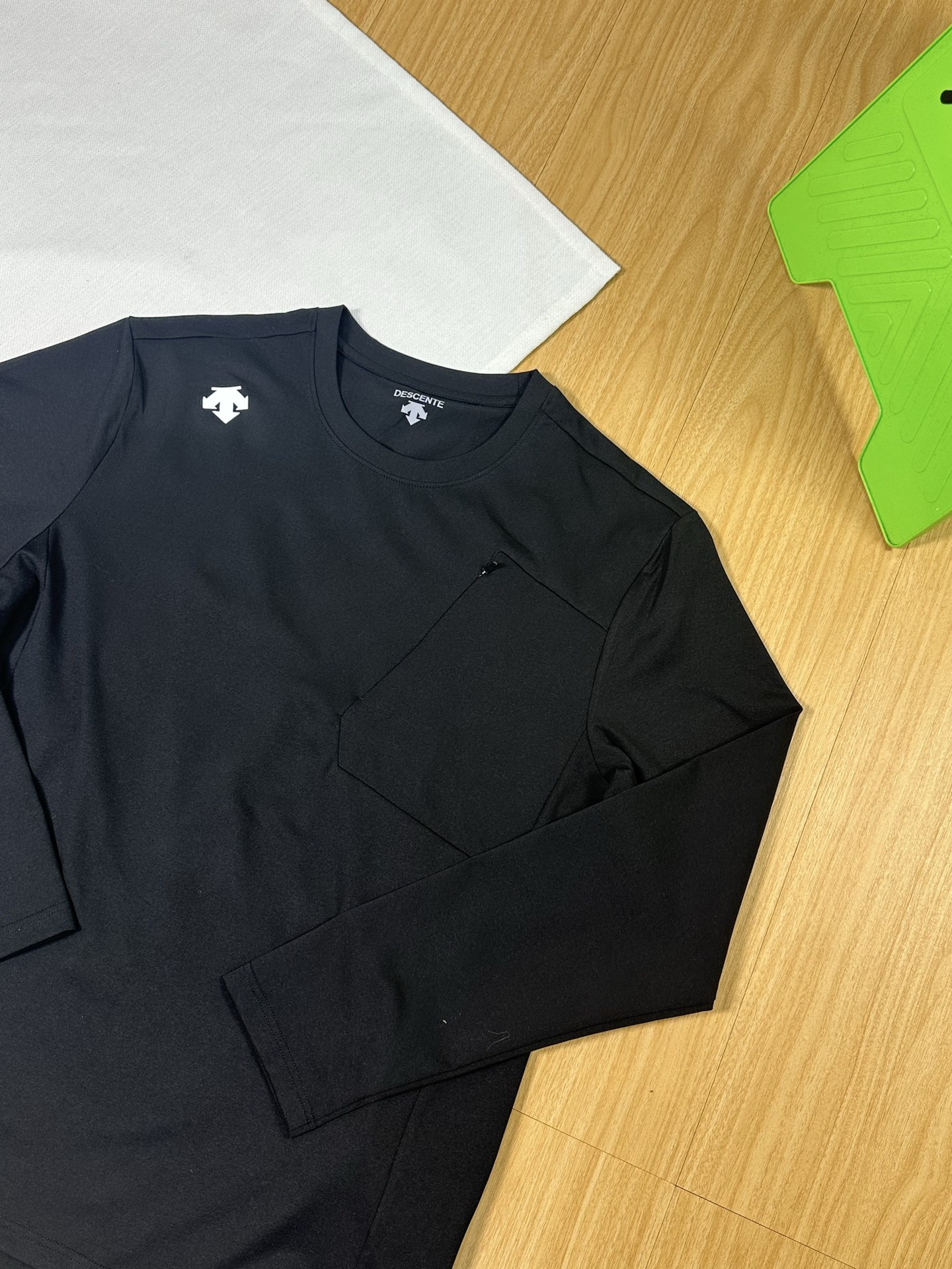  💰140
DESCENTE迪桑特 纯色字母Logo印花圆领长袖针织衫 男女同款 


颜色黑色 白色 卡其 豆沙绿
尺码M-4XL


男女通吃好卫衣，超大品牌标识高清印花工艺！！

高清印花，舒适不紧绷，三标辅料，做工细节都无可挑剔 官网网同步款圆领套头卫衣外套 高版本货 适合年龄跨度非常大，不管单穿还是内搭都非常好看，实力百搭，微弹质感，手感舒适柔软！耐洗不变形，最主要的罗纹，选用1*1的高密度细罗纹，品质绝对优势 喜欢的朋友不要错过！ 

小细节心思满满！！高克重面料很舒服，上身质感体感也是满分，原版洗唛辅料出货！


尺码表
         衣长   胸围     肩宽   袖长    
M        67      100     43.5    59       
L          69      104    43.5     60.5    
XL       71      108    45.5     62        
2XL     73       112   45.5     63.5     
3XL     75      116    47.5     65        
4XL     77      120    47.5     66.5     







