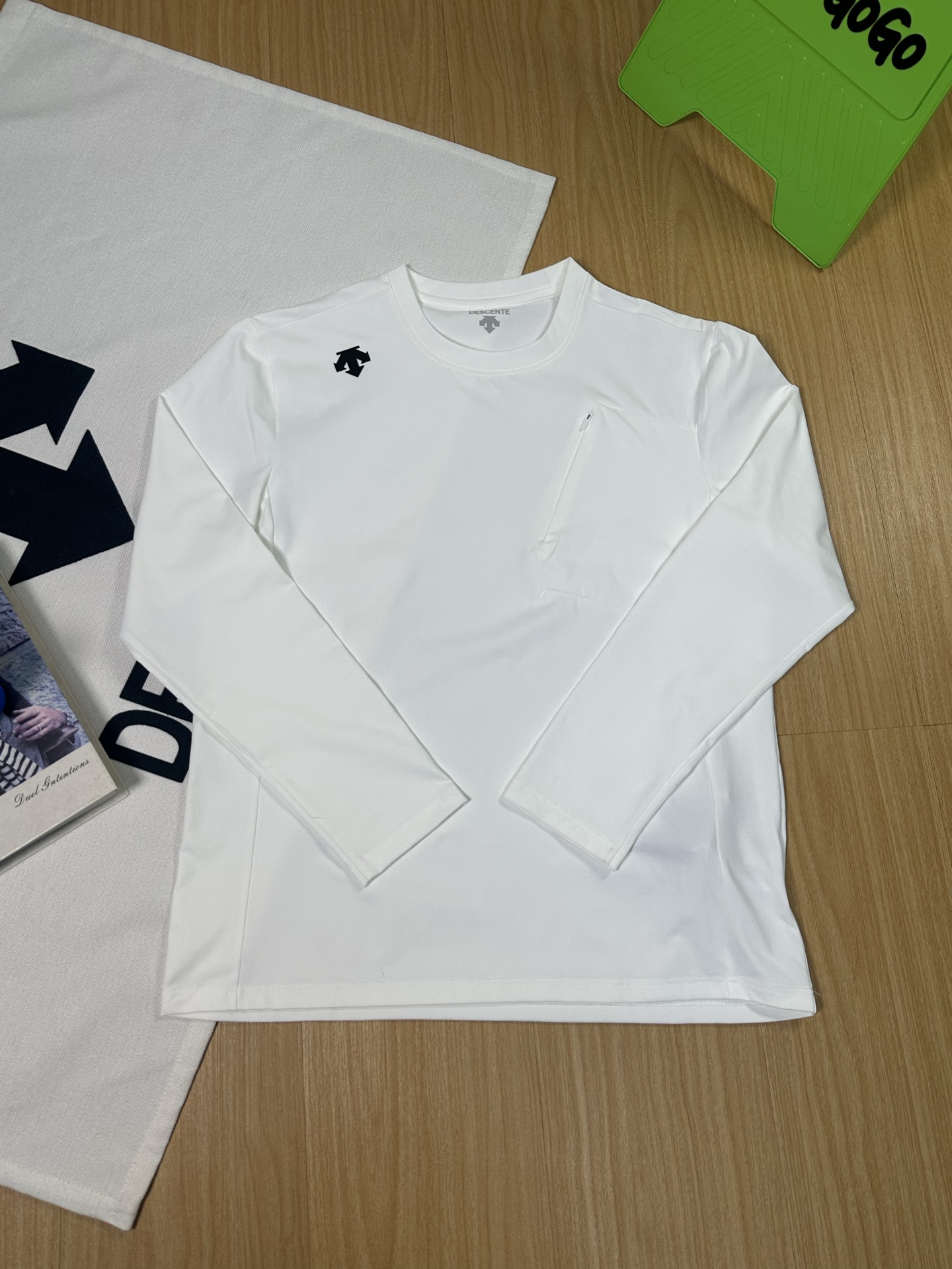  💰140
DESCENTE迪桑特 纯色字母Logo印花圆领长袖针织衫 男女同款 


颜色黑色 白色 卡其 豆沙绿
尺码M-4XL


男女通吃好卫衣，超大品牌标识高清印花工艺！！

高清印花，舒适不紧绷，三标辅料，做工细节都无可挑剔 官网网同步款圆领套头卫衣外套 高版本货 适合年龄跨度非常大，不管单穿还是内搭都非常好看，实力百搭，微弹质感，手感舒适柔软！耐洗不变形，最主要的罗纹，选用1*1的高密度细罗纹，品质绝对优势 喜欢的朋友不要错过！ 

小细节心思满满！！高克重面料很舒服，上身质感体感也是满分，原版洗唛辅料出货！


尺码表
         衣长   胸围     肩宽   袖长    
M        67      100     43.5    59       
L          69      104    43.5     60.5    
XL       71      108    45.5     62        
2XL     73       112   45.5     63.5     
3XL     75      116    47.5     65        
4XL     77      120    47.5     66.5     







