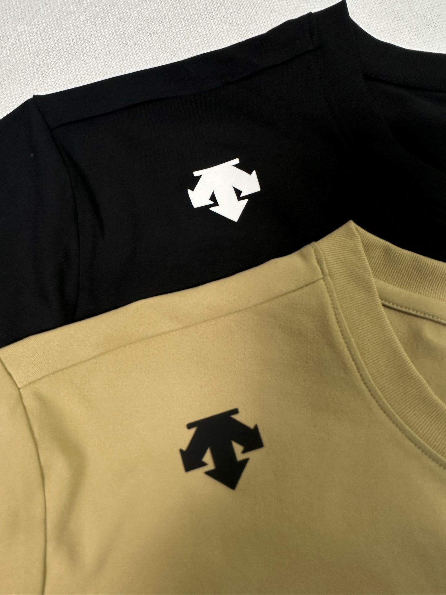  💰140
DESCENTE迪桑特 纯色字母Logo印花圆领长袖针织衫 男女同款 


颜色黑色 白色 卡其 豆沙绿
尺码M-4XL


男女通吃好卫衣，超大品牌标识高清印花工艺！！

高清印花，舒适不紧绷，三标辅料，做工细节都无可挑剔 官网网同步款圆领套头卫衣外套 高版本货 适合年龄跨度非常大，不管单穿还是内搭都非常好看，实力百搭，微弹质感，手感舒适柔软！耐洗不变形，最主要的罗纹，选用1*1的高密度细罗纹，品质绝对优势 喜欢的朋友不要错过！ 

小细节心思满满！！高克重面料很舒服，上身质感体感也是满分，原版洗唛辅料出货！


尺码表
         衣长   胸围     肩宽   袖长    
M        67      100     43.5    59       
L          69      104    43.5     60.5    
XL       71      108    45.5     62        
2XL     73       112   45.5     63.5     
3XL     75      116    47.5     65        
4XL     77      120    47.5     66.5     







