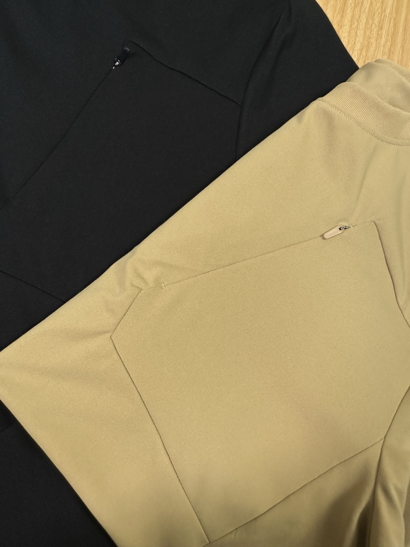  💰140
DESCENTE迪桑特 纯色字母Logo印花圆领长袖针织衫 男女同款 


颜色黑色 白色 卡其 豆沙绿
尺码M-4XL


男女通吃好卫衣，超大品牌标识高清印花工艺！！

高清印花，舒适不紧绷，三标辅料，做工细节都无可挑剔 官网网同步款圆领套头卫衣外套 高版本货 适合年龄跨度非常大，不管单穿还是内搭都非常好看，实力百搭，微弹质感，手感舒适柔软！耐洗不变形，最主要的罗纹，选用1*1的高密度细罗纹，品质绝对优势 喜欢的朋友不要错过！ 

小细节心思满满！！高克重面料很舒服，上身质感体感也是满分，原版洗唛辅料出货！


尺码表
         衣长   胸围     肩宽   袖长    
M        67      100     43.5    59       
L          69      104    43.5     60.5    
XL       71      108    45.5     62        
2XL     73       112   45.5     63.5     
3XL     75      116    47.5     65        
4XL     77      120    47.5     66.5     







