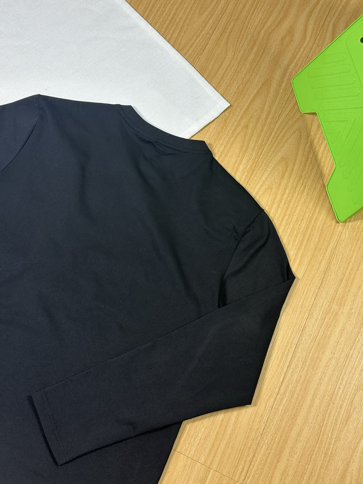  💰140
DESCENTE迪桑特 纯色字母Logo印花圆领长袖针织衫 男女同款 


颜色黑色 白色 卡其 豆沙绿
尺码M-4XL


男女通吃好卫衣，超大品牌标识高清印花工艺！！

高清印花，舒适不紧绷，三标辅料，做工细节都无可挑剔 官网网同步款圆领套头卫衣外套 高版本货 适合年龄跨度非常大，不管单穿还是内搭都非常好看，实力百搭，微弹质感，手感舒适柔软！耐洗不变形，最主要的罗纹，选用1*1的高密度细罗纹，品质绝对优势 喜欢的朋友不要错过！ 

小细节心思满满！！高克重面料很舒服，上身质感体感也是满分，原版洗唛辅料出货！


尺码表
         衣长   胸围     肩宽   袖长    
M        67      100     43.5    59       
L          69      104    43.5     60.5    
XL       71      108    45.5     62        
2XL     73       112   45.5     63.5     
3XL     75      116    47.5     65        
4XL     77      120    47.5     66.5     







