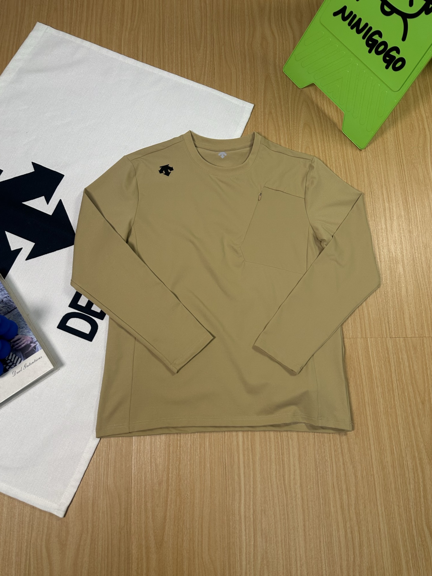  💰140
DESCENTE迪桑特 纯色字母Logo印花圆领长袖针织衫 男女同款 


颜色黑色 白色 卡其 豆沙绿
尺码M-4XL


男女通吃好卫衣，超大品牌标识高清印花工艺！！

高清印花，舒适不紧绷，三标辅料，做工细节都无可挑剔 官网网同步款圆领套头卫衣外套 高版本货 适合年龄跨度非常大，不管单穿还是内搭都非常好看，实力百搭，微弹质感，手感舒适柔软！耐洗不变形，最主要的罗纹，选用1*1的高密度细罗纹，品质绝对优势 喜欢的朋友不要错过！ 

小细节心思满满！！高克重面料很舒服，上身质感体感也是满分，原版洗唛辅料出货！


尺码表
         衣长   胸围     肩宽   袖长    
M        67      100     43.5    59       
L          69      104    43.5     60.5    
XL       71      108    45.5     62        
2XL     73       112   45.5     63.5     
3XL     75      116    47.5     65        
4XL     77      120    47.5     66.5     







