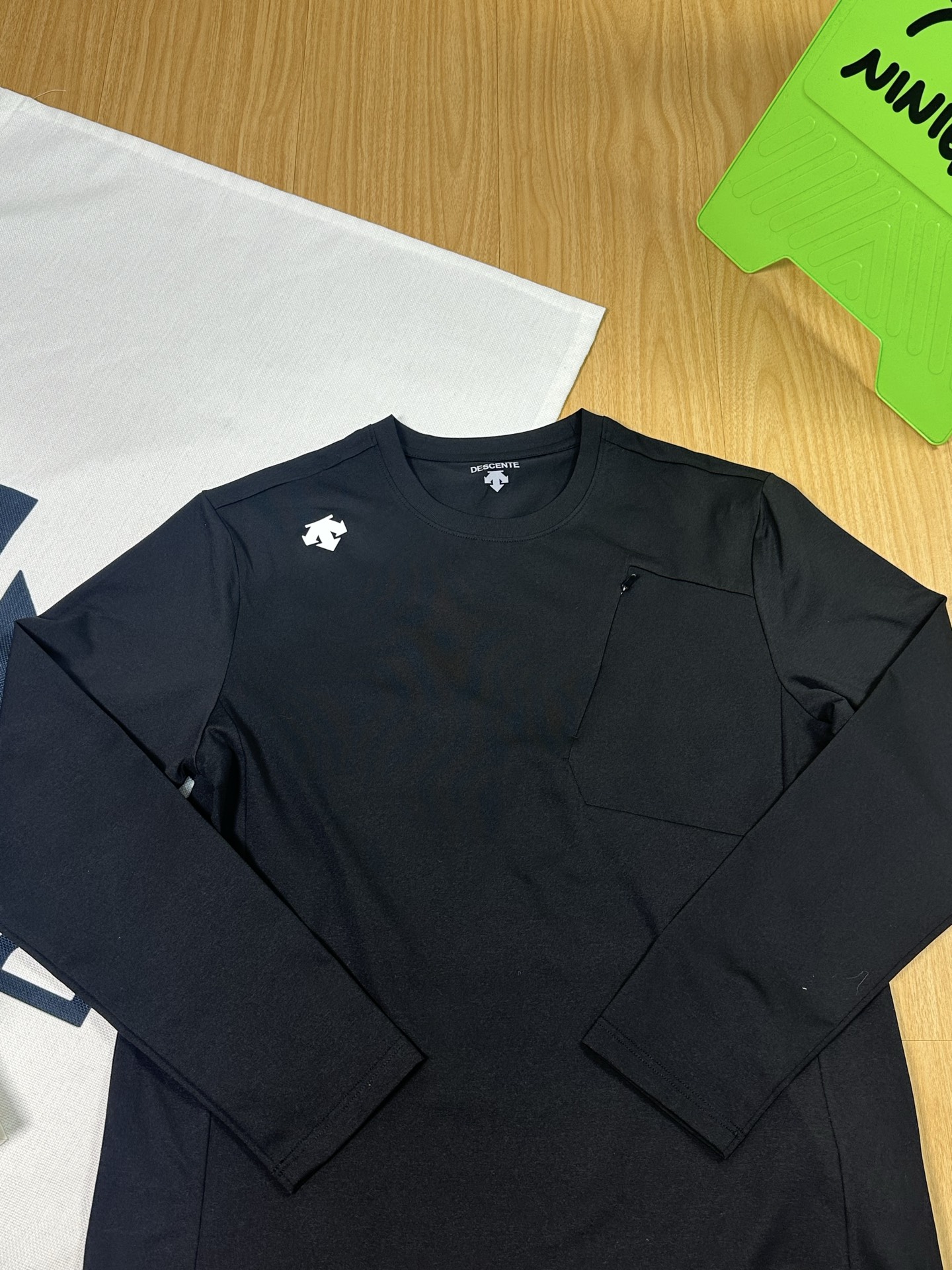  💰140
DESCENTE迪桑特 纯色字母Logo印花圆领长袖针织衫 男女同款 


颜色黑色 白色 卡其 豆沙绿
尺码M-4XL


男女通吃好卫衣，超大品牌标识高清印花工艺！！

高清印花，舒适不紧绷，三标辅料，做工细节都无可挑剔 官网网同步款圆领套头卫衣外套 高版本货 适合年龄跨度非常大，不管单穿还是内搭都非常好看，实力百搭，微弹质感，手感舒适柔软！耐洗不变形，最主要的罗纹，选用1*1的高密度细罗纹，品质绝对优势 喜欢的朋友不要错过！ 

小细节心思满满！！高克重面料很舒服，上身质感体感也是满分，原版洗唛辅料出货！


尺码表
         衣长   胸围     肩宽   袖长    
M        67      100     43.5    59       
L          69      104    43.5     60.5    
XL       71      108    45.5     62        
2XL     73       112   45.5     63.5     
3XL     75      116    47.5     65        
4XL     77      120    47.5     66.5     







