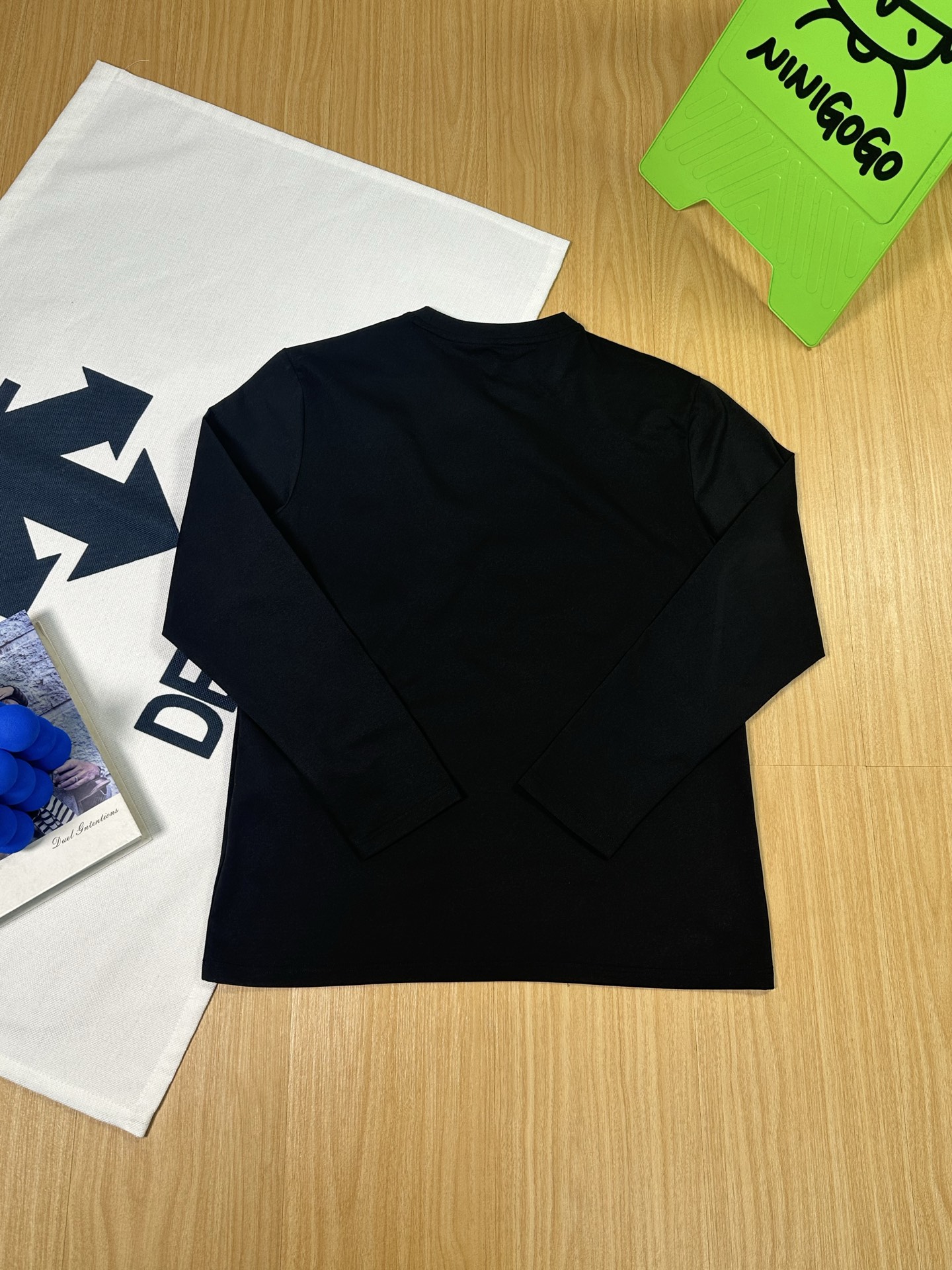  💰140
DESCENTE迪桑特 纯色字母Logo印花圆领长袖针织衫 男女同款 


颜色黑色 白色 卡其 豆沙绿
尺码M-4XL


男女通吃好卫衣，超大品牌标识高清印花工艺！！

高清印花，舒适不紧绷，三标辅料，做工细节都无可挑剔 官网网同步款圆领套头卫衣外套 高版本货 适合年龄跨度非常大，不管单穿还是内搭都非常好看，实力百搭，微弹质感，手感舒适柔软！耐洗不变形，最主要的罗纹，选用1*1的高密度细罗纹，品质绝对优势 喜欢的朋友不要错过！ 

小细节心思满满！！高克重面料很舒服，上身质感体感也是满分，原版洗唛辅料出货！


尺码表
         衣长   胸围     肩宽   袖长    
M        67      100     43.5    59       
L          69      104    43.5     60.5    
XL       71      108    45.5     62        
2XL     73       112   45.5     63.5     
3XL     75      116    47.5     65        
4XL     77      120    47.5     66.5     







