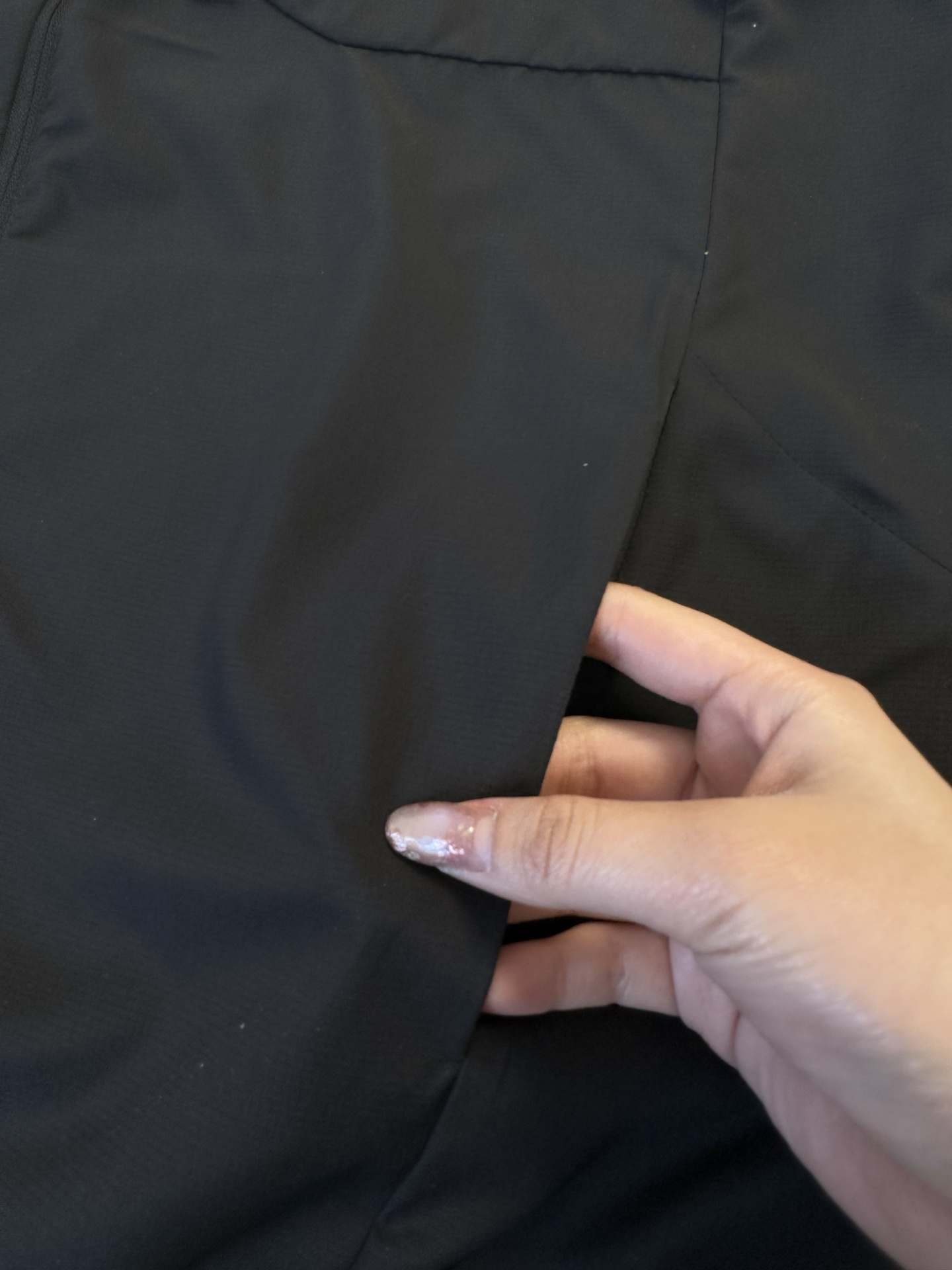 供货价:97💰▪️另有升级版本117💰
- 始祖鸟Arcteryx 字母印花Logo休闲宽松透气拉链轻薄凉感连帽防晒服 男女同款 -
热爱探索自然,却总被烈日与闷热困扰?始祖鸟Arcteryx这款连帽防晒服,就是你的户外出行救星。
它采用轻薄凉感面料,当肌肤触碰到衣服的瞬间,燥热迅速消散,仿佛山间清泉流淌。独特的透气设计,风可自由穿梭,保持身体干爽。连帽的贴心设计,全方位阻挡紫外线,让你的户外探索无惧阳光。拉链开合方便穿脱,无论是攀登高峰,还是漫步山林,都能自由应对。
男女同款的设计,让情侣、朋友都能一起穿着,共享户外的美好。衣服上字母印花Logo,低调又彰显品质。始祖鸟作为户外品牌的佼佼者,用科技与匠心,打造这款防晒服,陪你探索世界的每一处角落,开启无畏的户外之旅。
颜色:黑色 灰色 白色 绿色 蓝色 粉色
尺码:S-3XL
衣长 胸围 袖长
S 63 99 59.5
M 65.5 104 61
L 68 109 62.5
XL 70.5 114 64
2XL 73 119 65.5
3XL 75.5 124 67