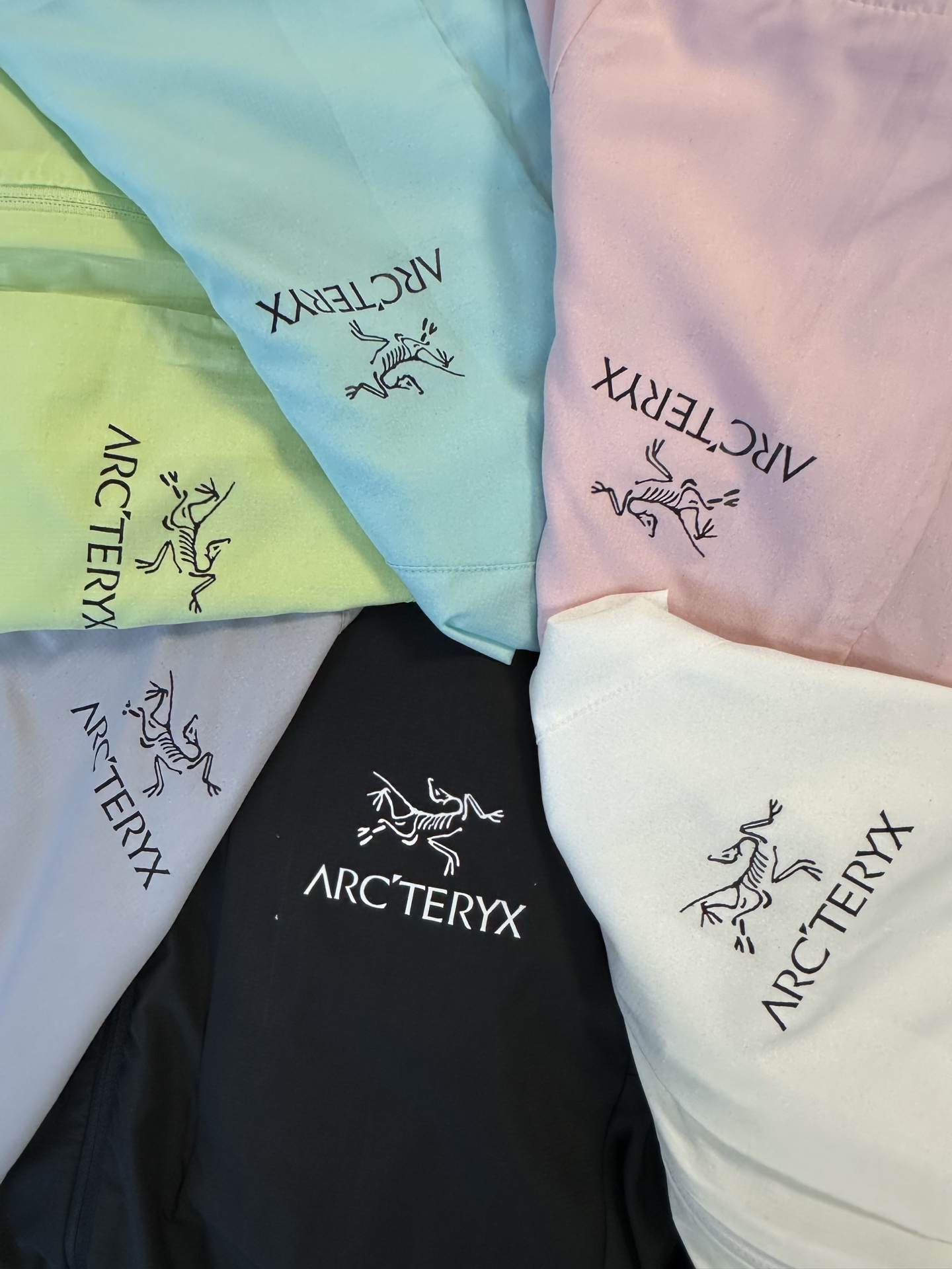 供货价:97💰▪️另有升级版本117💰
- 始祖鸟Arcteryx 字母印花Logo休闲宽松透气拉链轻薄凉感连帽防晒服 男女同款 -
热爱探索自然,却总被烈日与闷热困扰?始祖鸟Arcteryx这款连帽防晒服,就是你的户外出行救星。
它采用轻薄凉感面料,当肌肤触碰到衣服的瞬间,燥热迅速消散,仿佛山间清泉流淌。独特的透气设计,风可自由穿梭,保持身体干爽。连帽的贴心设计,全方位阻挡紫外线,让你的户外探索无惧阳光。拉链开合方便穿脱,无论是攀登高峰,还是漫步山林,都能自由应对。
男女同款的设计,让情侣、朋友都能一起穿着,共享户外的美好。衣服上字母印花Logo,低调又彰显品质。始祖鸟作为户外品牌的佼佼者,用科技与匠心,打造这款防晒服,陪你探索世界的每一处角落,开启无畏的户外之旅。
颜色:黑色 灰色 白色 绿色 蓝色 粉色
尺码:S-3XL
衣长 胸围 袖长
S 63 99 59.5
M 65.5 104 61
L 68 109 62.5
XL 70.5 114 64
2XL 73 119 65.5
3XL 75.5 124 67