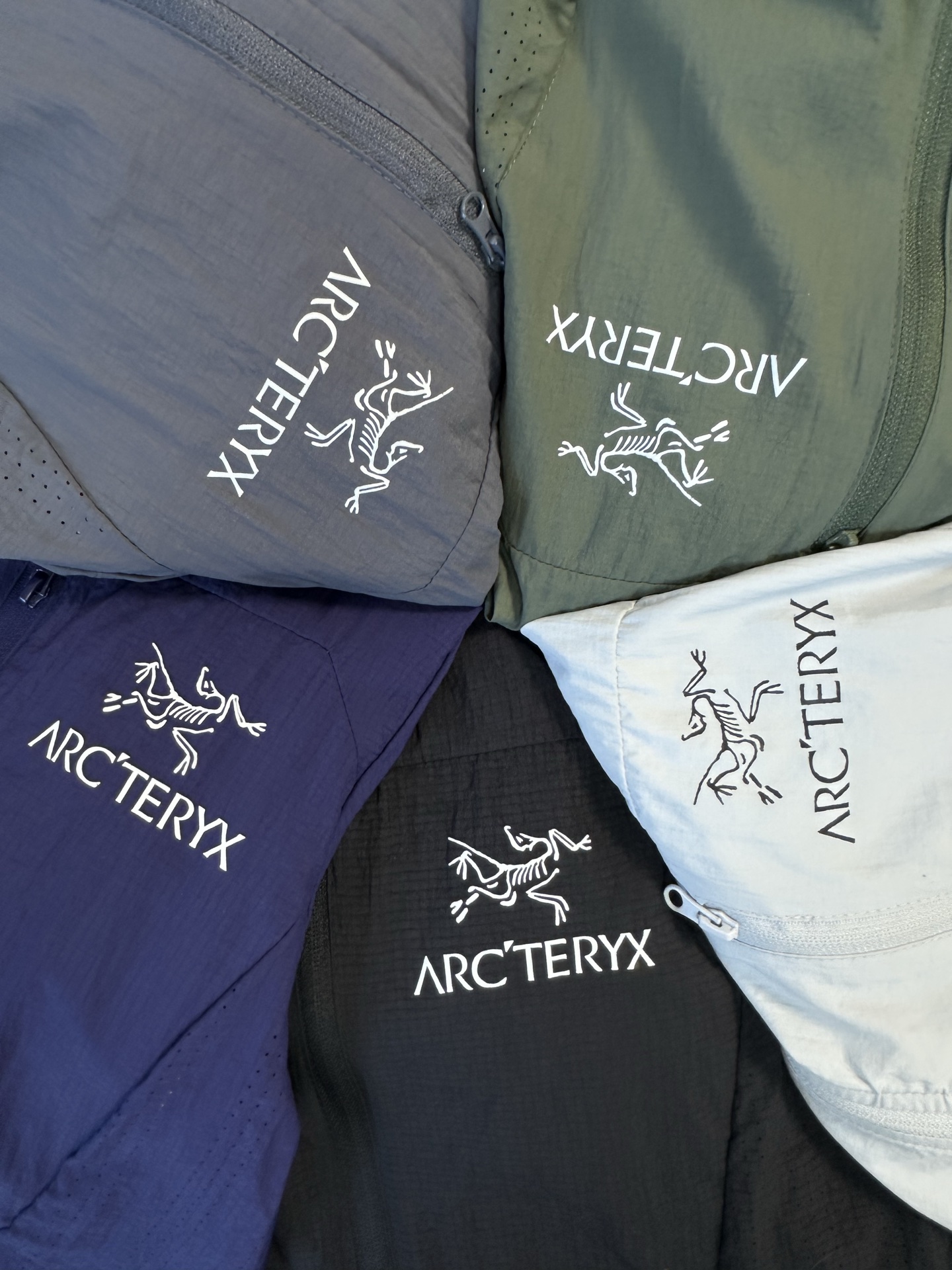 🛒购物价：173💰[原标包装吊牌.户外必备单品新款发售]始祖鸟ArcteryxNS UPF55+透气速干冰丝运动轻薄印花logo宽松休闲遮阳连帽户外骑行显瘦防晒防紫外线外套上衣开衫皮肤衣夹克外套 男女同款 -

户外探险，装备至关重要。这款始祖鸟Arcteryx透气速干冰丝运动皮肤衣，绝对是你的绝佳拍档。UPF55+的强大防晒指数，能有效阻挡99%以上的紫外线，为你的肌肤撑起坚固“保护伞” ，让你无惧烈日。

其透气速干的冰丝面料，能迅速排出身体湿气，保持清爽，即便骑行爬坡大汗淋漓，也不会有黏腻之感。连帽设计，全方位呵护你的头颈。宽松休闲版型，活动不受限，攀岩、骑行、徒步，各种高难度动作都能轻松完成。衣服上个性的印花logo，不仅增添时尚感，更是品质的象征。男女同款，和你的伴侣一起穿着，开启浪漫又刺激的户外之旅吧！


颜色：黑色 灰色 绿色 银白 藏青
尺码：M-5XL
           衣长    胸围    下摆    袖长    袖口   肩宽
M          65      106     100     59      9.5     45.3
L           67       110     104     60      9.5     46.7
XL         69       114     108     61       10      48.1
2XL        71       118      112     62      10      49.5
3XL        73       122     116     63      10.5    50.9
4XL        75        126     120    64      10.5    52.3
5XL        76        130     124     65      11      53.7





