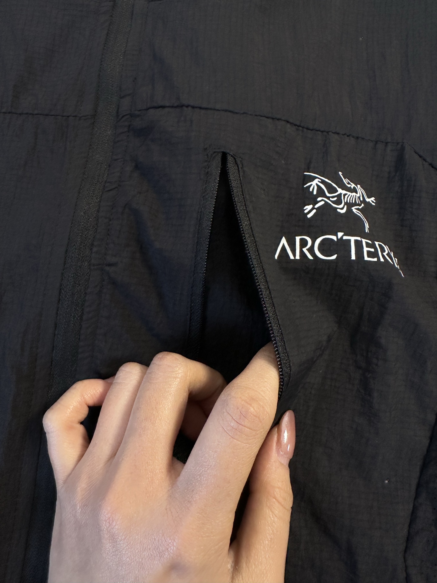 🛒购物价：173💰[原标包装吊牌.户外必备单品新款发售]始祖鸟ArcteryxNS UPF55+透气速干冰丝运动轻薄印花logo宽松休闲遮阳连帽户外骑行显瘦防晒防紫外线外套上衣开衫皮肤衣夹克外套 男女同款 -

户外探险，装备至关重要。这款始祖鸟Arcteryx透气速干冰丝运动皮肤衣，绝对是你的绝佳拍档。UPF55+的强大防晒指数，能有效阻挡99%以上的紫外线，为你的肌肤撑起坚固“保护伞” ，让你无惧烈日。

其透气速干的冰丝面料，能迅速排出身体湿气，保持清爽，即便骑行爬坡大汗淋漓，也不会有黏腻之感。连帽设计，全方位呵护你的头颈。宽松休闲版型，活动不受限，攀岩、骑行、徒步，各种高难度动作都能轻松完成。衣服上个性的印花logo，不仅增添时尚感，更是品质的象征。男女同款，和你的伴侣一起穿着，开启浪漫又刺激的户外之旅吧！


颜色：黑色 灰色 绿色 银白 藏青
尺码：M-5XL
           衣长    胸围    下摆    袖长    袖口   肩宽
M          65      106     100     59      9.5     45.3
L           67       110     104     60      9.5     46.7
XL         69       114     108     61       10      48.1
2XL        71       118      112     62      10      49.5
3XL        73       122     116     63      10.5    50.9
4XL        75        126     120    64      10.5    52.3
5XL        76        130     124     65      11      53.7





