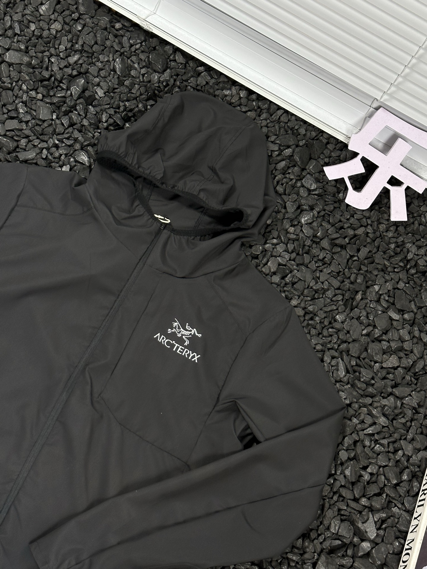 供货价:97💰▪️另有升级版本117💰
- 始祖鸟Arcteryx 字母印花Logo休闲宽松透气拉链轻薄凉感连帽防晒服 男女同款 -
热爱探索自然,却总被烈日与闷热困扰?始祖鸟Arcteryx这款连帽防晒服,就是你的户外出行救星。
它采用轻薄凉感面料,当肌肤触碰到衣服的瞬间,燥热迅速消散,仿佛山间清泉流淌。独特的透气设计,风可自由穿梭,保持身体干爽。连帽的贴心设计,全方位阻挡紫外线,让你的户外探索无惧阳光。拉链开合方便穿脱,无论是攀登高峰,还是漫步山林,都能自由应对。
男女同款的设计,让情侣、朋友都能一起穿着,共享户外的美好。衣服上字母印花Logo,低调又彰显品质。始祖鸟作为户外品牌的佼佼者,用科技与匠心,打造这款防晒服,陪你探索世界的每一处角落,开启无畏的户外之旅。
颜色:黑色 灰色 白色 绿色 蓝色 粉色
尺码:S-3XL
衣长 胸围 袖长
S 63 99 59.5
M 65.5 104 61
L 68 109 62.5
XL 70.5 114 64
2XL 73 119 65.5
3XL 75.5 124 67