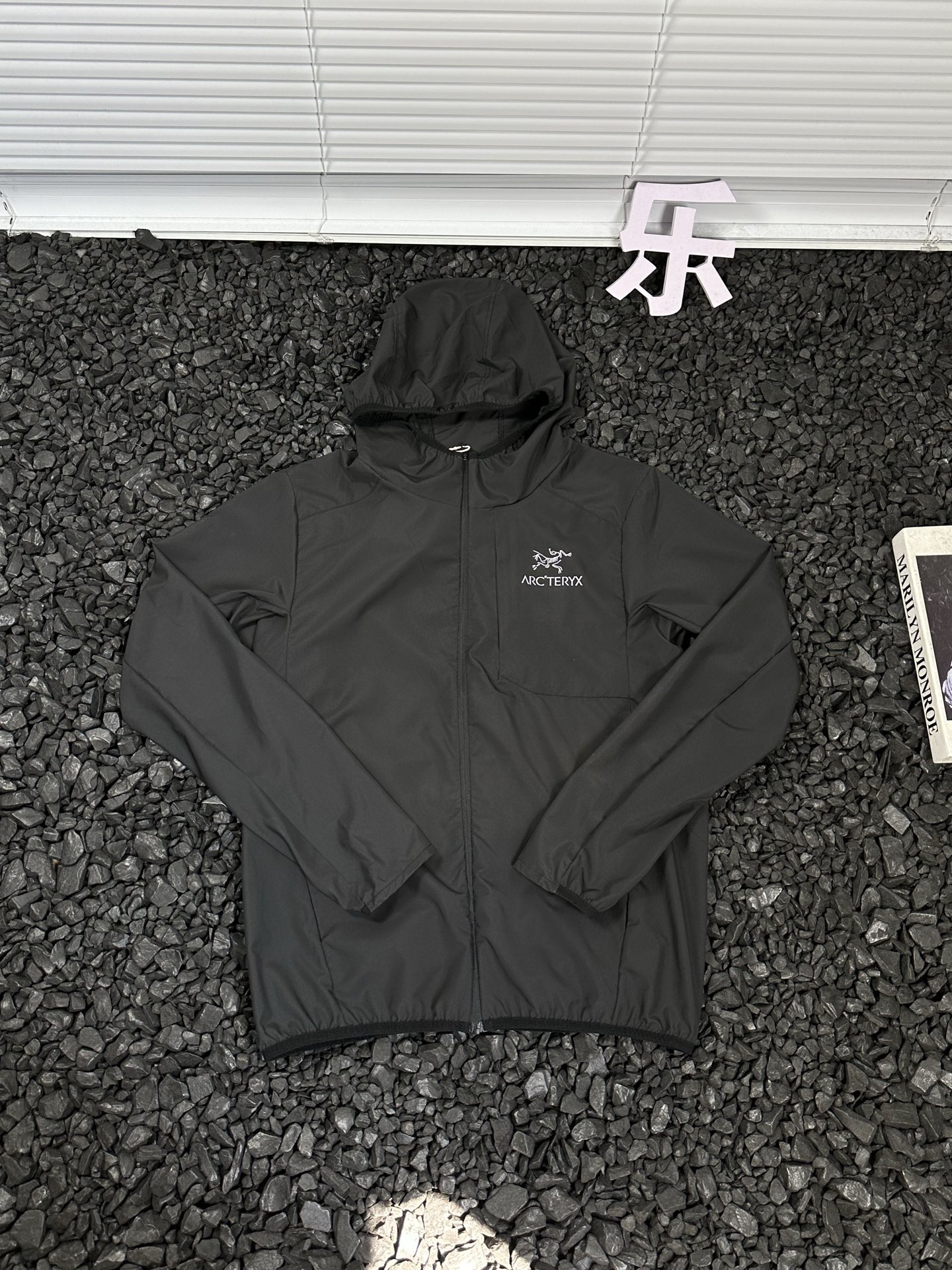 供货价:97💰▪️另有升级版本117💰
- 始祖鸟Arcteryx 字母印花Logo休闲宽松透气拉链轻薄凉感连帽防晒服 男女同款 -
热爱探索自然,却总被烈日与闷热困扰?始祖鸟Arcteryx这款连帽防晒服,就是你的户外出行救星。
它采用轻薄凉感面料,当肌肤触碰到衣服的瞬间,燥热迅速消散,仿佛山间清泉流淌。独特的透气设计,风可自由穿梭,保持身体干爽。连帽的贴心设计,全方位阻挡紫外线,让你的户外探索无惧阳光。拉链开合方便穿脱,无论是攀登高峰,还是漫步山林,都能自由应对。
男女同款的设计,让情侣、朋友都能一起穿着,共享户外的美好。衣服上字母印花Logo,低调又彰显品质。始祖鸟作为户外品牌的佼佼者,用科技与匠心,打造这款防晒服,陪你探索世界的每一处角落,开启无畏的户外之旅。
颜色:黑色 灰色 白色 绿色 蓝色 粉色
尺码:S-3XL
衣长 胸围 袖长
S 63 99 59.5
M 65.5 104 61
L 68 109 62.5
XL 70.5 114 64
2XL 73 119 65.5
3XL 75.5 124 67