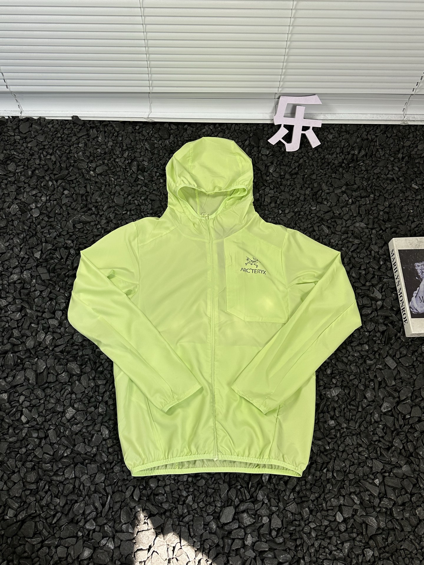供货价:97💰▪️另有升级版本117💰
- 始祖鸟Arcteryx 字母印花Logo休闲宽松透气拉链轻薄凉感连帽防晒服 男女同款 -
热爱探索自然,却总被烈日与闷热困扰?始祖鸟Arcteryx这款连帽防晒服,就是你的户外出行救星。
它采用轻薄凉感面料,当肌肤触碰到衣服的瞬间,燥热迅速消散,仿佛山间清泉流淌。独特的透气设计,风可自由穿梭,保持身体干爽。连帽的贴心设计,全方位阻挡紫外线,让你的户外探索无惧阳光。拉链开合方便穿脱,无论是攀登高峰,还是漫步山林,都能自由应对。
男女同款的设计,让情侣、朋友都能一起穿着,共享户外的美好。衣服上字母印花Logo,低调又彰显品质。始祖鸟作为户外品牌的佼佼者,用科技与匠心,打造这款防晒服,陪你探索世界的每一处角落,开启无畏的户外之旅。
颜色:黑色 灰色 白色 绿色 蓝色 粉色
尺码:S-3XL
衣长 胸围 袖长
S 63 99 59.5
M 65.5 104 61
L 68 109 62.5
XL 70.5 114 64
2XL 73 119 65.5
3XL 75.5 124 67