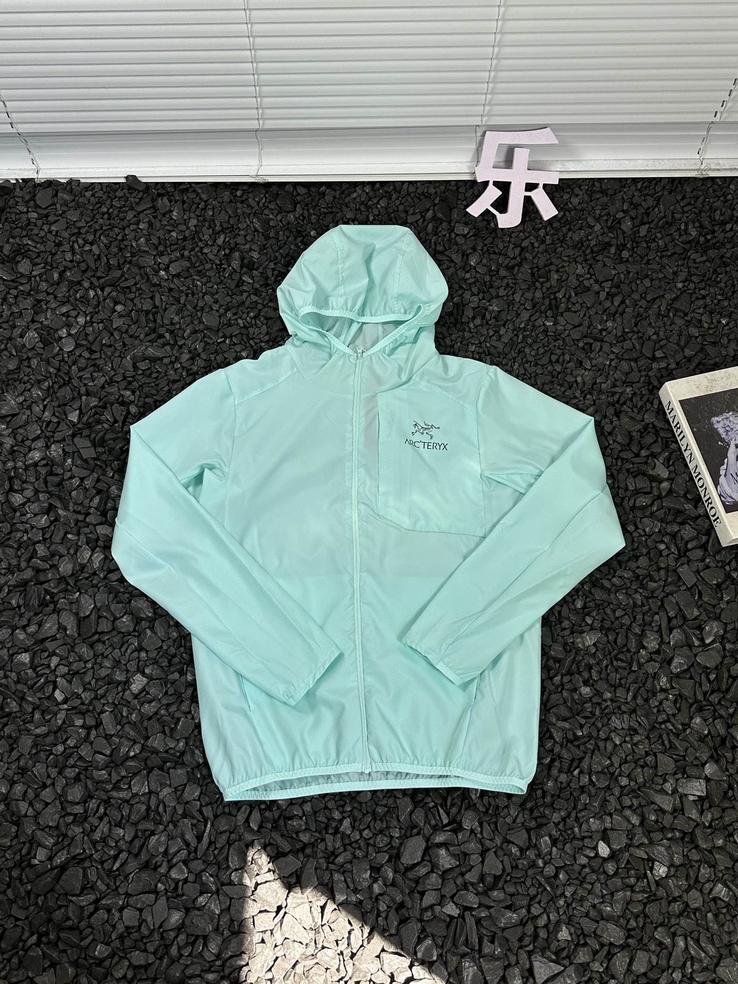 供货价:97💰▪️另有升级版本117💰
- 始祖鸟Arcteryx 字母印花Logo休闲宽松透气拉链轻薄凉感连帽防晒服 男女同款 -
热爱探索自然,却总被烈日与闷热困扰?始祖鸟Arcteryx这款连帽防晒服,就是你的户外出行救星。
它采用轻薄凉感面料,当肌肤触碰到衣服的瞬间,燥热迅速消散,仿佛山间清泉流淌。独特的透气设计,风可自由穿梭,保持身体干爽。连帽的贴心设计,全方位阻挡紫外线,让你的户外探索无惧阳光。拉链开合方便穿脱,无论是攀登高峰,还是漫步山林,都能自由应对。
男女同款的设计,让情侣、朋友都能一起穿着,共享户外的美好。衣服上字母印花Logo,低调又彰显品质。始祖鸟作为户外品牌的佼佼者,用科技与匠心,打造这款防晒服,陪你探索世界的每一处角落,开启无畏的户外之旅。
颜色:黑色 灰色 白色 绿色 蓝色 粉色
尺码:S-3XL
衣长 胸围 袖长
S 63 99 59.5
M 65.5 104 61
L 68 109 62.5
XL 70.5 114 64
2XL 73 119 65.5
3XL 75.5 124 67