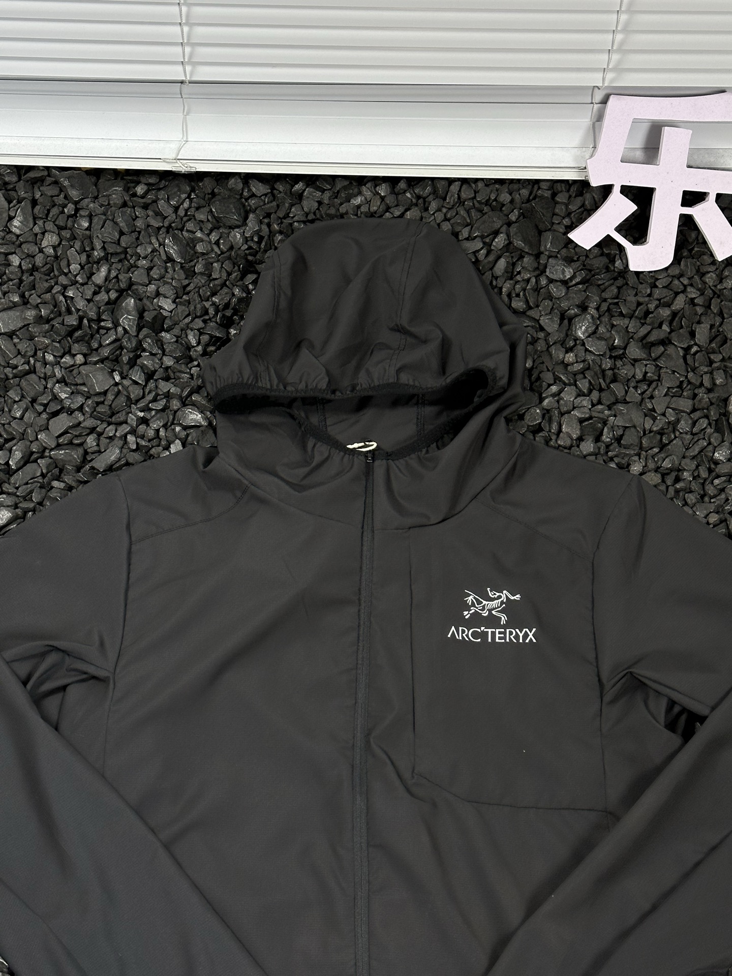 供货价:97💰▪️另有升级版本117💰
- 始祖鸟Arcteryx 字母印花Logo休闲宽松透气拉链轻薄凉感连帽防晒服 男女同款 -
热爱探索自然,却总被烈日与闷热困扰?始祖鸟Arcteryx这款连帽防晒服,就是你的户外出行救星。
它采用轻薄凉感面料,当肌肤触碰到衣服的瞬间,燥热迅速消散,仿佛山间清泉流淌。独特的透气设计,风可自由穿梭,保持身体干爽。连帽的贴心设计,全方位阻挡紫外线,让你的户外探索无惧阳光。拉链开合方便穿脱,无论是攀登高峰,还是漫步山林,都能自由应对。
男女同款的设计,让情侣、朋友都能一起穿着,共享户外的美好。衣服上字母印花Logo,低调又彰显品质。始祖鸟作为户外品牌的佼佼者,用科技与匠心,打造这款防晒服,陪你探索世界的每一处角落,开启无畏的户外之旅。
颜色:黑色 灰色 白色 绿色 蓝色 粉色
尺码:S-3XL
衣长 胸围 袖长
S 63 99 59.5
M 65.5 104 61
L 68 109 62.5
XL 70.5 114 64
2XL 73 119 65.5
3XL 75.5 124 67