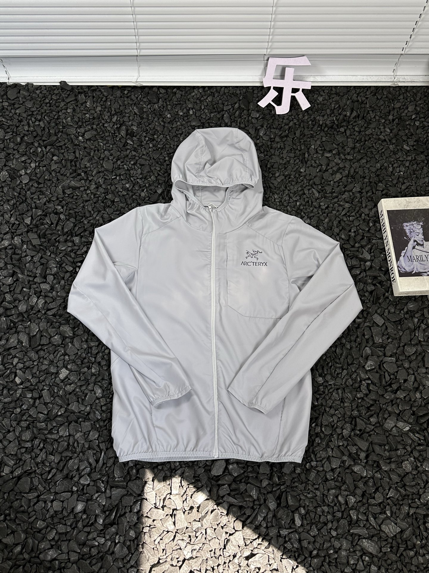 供货价:97💰▪️另有升级版本117💰
- 始祖鸟Arcteryx 字母印花Logo休闲宽松透气拉链轻薄凉感连帽防晒服 男女同款 -
热爱探索自然,却总被烈日与闷热困扰?始祖鸟Arcteryx这款连帽防晒服,就是你的户外出行救星。
它采用轻薄凉感面料,当肌肤触碰到衣服的瞬间,燥热迅速消散,仿佛山间清泉流淌。独特的透气设计,风可自由穿梭,保持身体干爽。连帽的贴心设计,全方位阻挡紫外线,让你的户外探索无惧阳光。拉链开合方便穿脱,无论是攀登高峰,还是漫步山林,都能自由应对。
男女同款的设计,让情侣、朋友都能一起穿着,共享户外的美好。衣服上字母印花Logo,低调又彰显品质。始祖鸟作为户外品牌的佼佼者,用科技与匠心,打造这款防晒服,陪你探索世界的每一处角落,开启无畏的户外之旅。
颜色:黑色 灰色 白色 绿色 蓝色 粉色
尺码:S-3XL
衣长 胸围 袖长
S 63 99 59.5
M 65.5 104 61
L 68 109 62.5
XL 70.5 114 64
2XL 73 119 65.5
3XL 75.5 124 67
