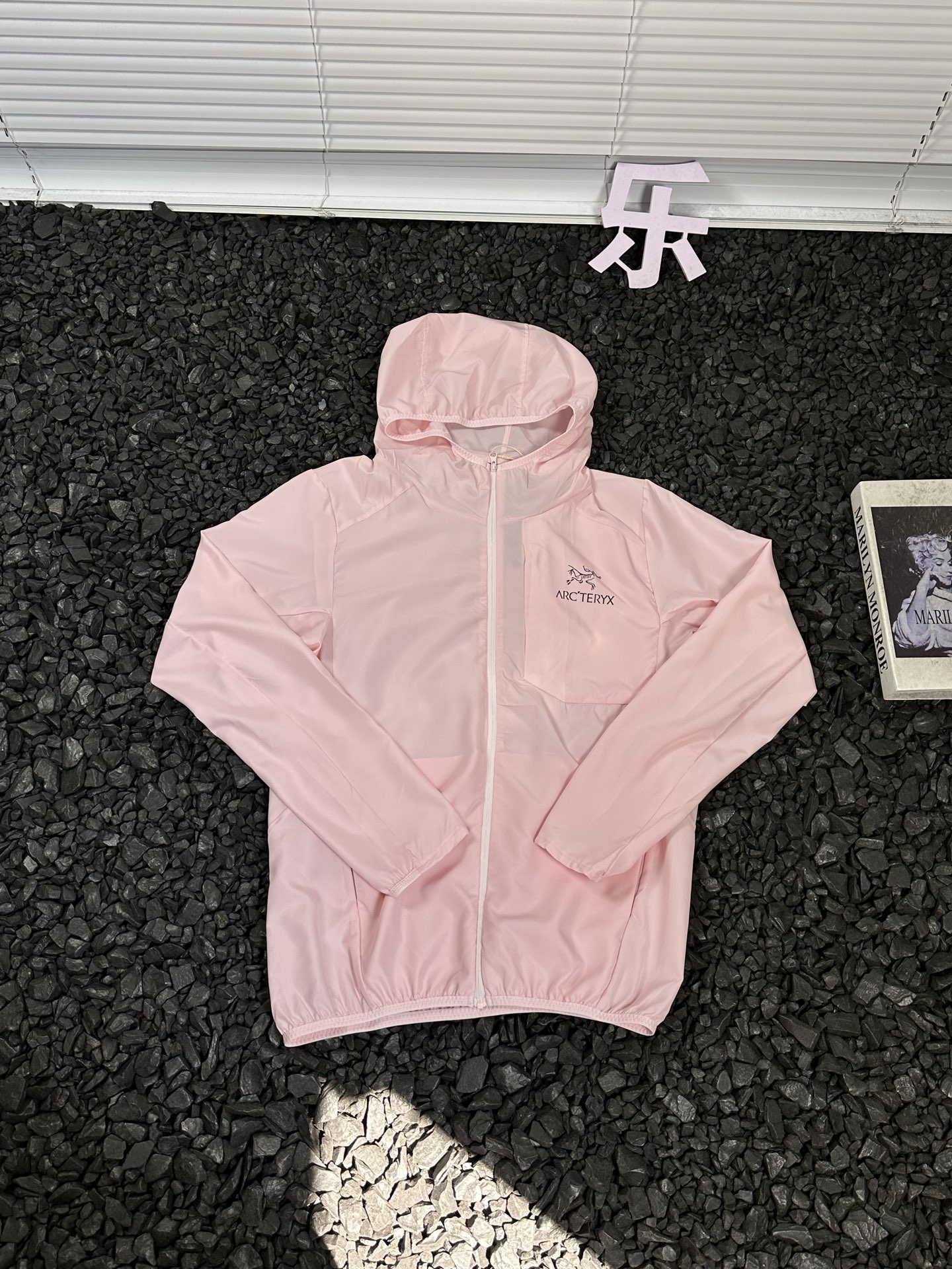 供货价:97💰▪️另有升级版本117💰
- 始祖鸟Arcteryx 字母印花Logo休闲宽松透气拉链轻薄凉感连帽防晒服 男女同款 -
热爱探索自然,却总被烈日与闷热困扰?始祖鸟Arcteryx这款连帽防晒服,就是你的户外出行救星。
它采用轻薄凉感面料,当肌肤触碰到衣服的瞬间,燥热迅速消散,仿佛山间清泉流淌。独特的透气设计,风可自由穿梭,保持身体干爽。连帽的贴心设计,全方位阻挡紫外线,让你的户外探索无惧阳光。拉链开合方便穿脱,无论是攀登高峰,还是漫步山林,都能自由应对。
男女同款的设计,让情侣、朋友都能一起穿着,共享户外的美好。衣服上字母印花Logo,低调又彰显品质。始祖鸟作为户外品牌的佼佼者,用科技与匠心,打造这款防晒服,陪你探索世界的每一处角落,开启无畏的户外之旅。
颜色:黑色 灰色 白色 绿色 蓝色 粉色
尺码:S-3XL
衣长 胸围 袖长
S 63 99 59.5
M 65.5 104 61
L 68 109 62.5
XL 70.5 114 64
2XL 73 119 65.5
3XL 75.5 124 67