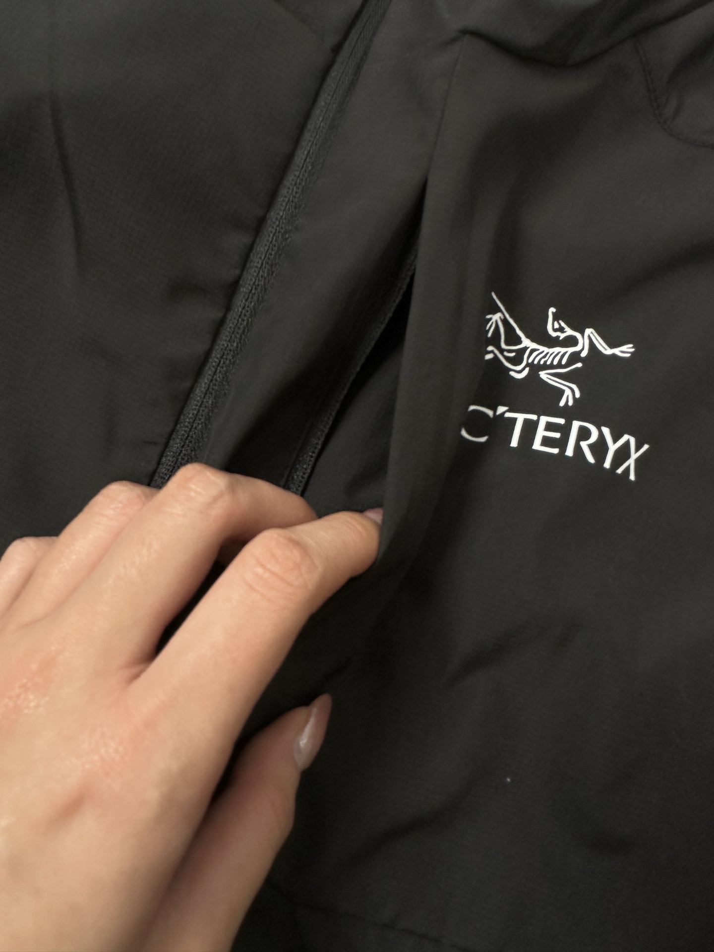 供货价:97💰▪️另有升级版本117💰
- 始祖鸟Arcteryx 字母印花Logo休闲宽松透气拉链轻薄凉感连帽防晒服 男女同款 -
热爱探索自然,却总被烈日与闷热困扰?始祖鸟Arcteryx这款连帽防晒服,就是你的户外出行救星。
它采用轻薄凉感面料,当肌肤触碰到衣服的瞬间,燥热迅速消散,仿佛山间清泉流淌。独特的透气设计,风可自由穿梭,保持身体干爽。连帽的贴心设计,全方位阻挡紫外线,让你的户外探索无惧阳光。拉链开合方便穿脱,无论是攀登高峰,还是漫步山林,都能自由应对。
男女同款的设计,让情侣、朋友都能一起穿着,共享户外的美好。衣服上字母印花Logo,低调又彰显品质。始祖鸟作为户外品牌的佼佼者,用科技与匠心,打造这款防晒服,陪你探索世界的每一处角落,开启无畏的户外之旅。
颜色:黑色 灰色 白色 绿色 蓝色 粉色
尺码:S-3XL
衣长 胸围 袖长
S 63 99 59.5
M 65.5 104 61
L 68 109 62.5
XL 70.5 114 64
2XL 73 119 65.5
3XL 75.5 124 67