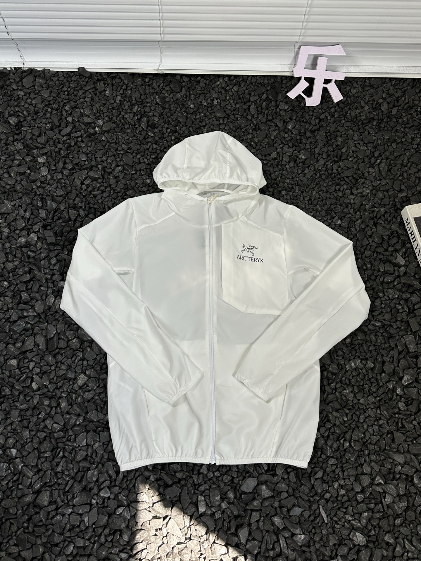 供货价:97💰▪️另有升级版本117💰
- 始祖鸟Arcteryx 字母印花Logo休闲宽松透气拉链轻薄凉感连帽防晒服 男女同款 -
热爱探索自然,却总被烈日与闷热困扰?始祖鸟Arcteryx这款连帽防晒服,就是你的户外出行救星。
它采用轻薄凉感面料,当肌肤触碰到衣服的瞬间,燥热迅速消散,仿佛山间清泉流淌。独特的透气设计,风可自由穿梭,保持身体干爽。连帽的贴心设计,全方位阻挡紫外线,让你的户外探索无惧阳光。拉链开合方便穿脱,无论是攀登高峰,还是漫步山林,都能自由应对。
男女同款的设计,让情侣、朋友都能一起穿着,共享户外的美好。衣服上字母印花Logo,低调又彰显品质。始祖鸟作为户外品牌的佼佼者,用科技与匠心,打造这款防晒服,陪你探索世界的每一处角落,开启无畏的户外之旅。
颜色:黑色 灰色 白色 绿色 蓝色 粉色
尺码:S-3XL
衣长 胸围 袖长
S 63 99 59.5
M 65.5 104 61
L 68 109 62.5
XL 70.5 114 64
2XL 73 119 65.5
3XL 75.5 124 67
