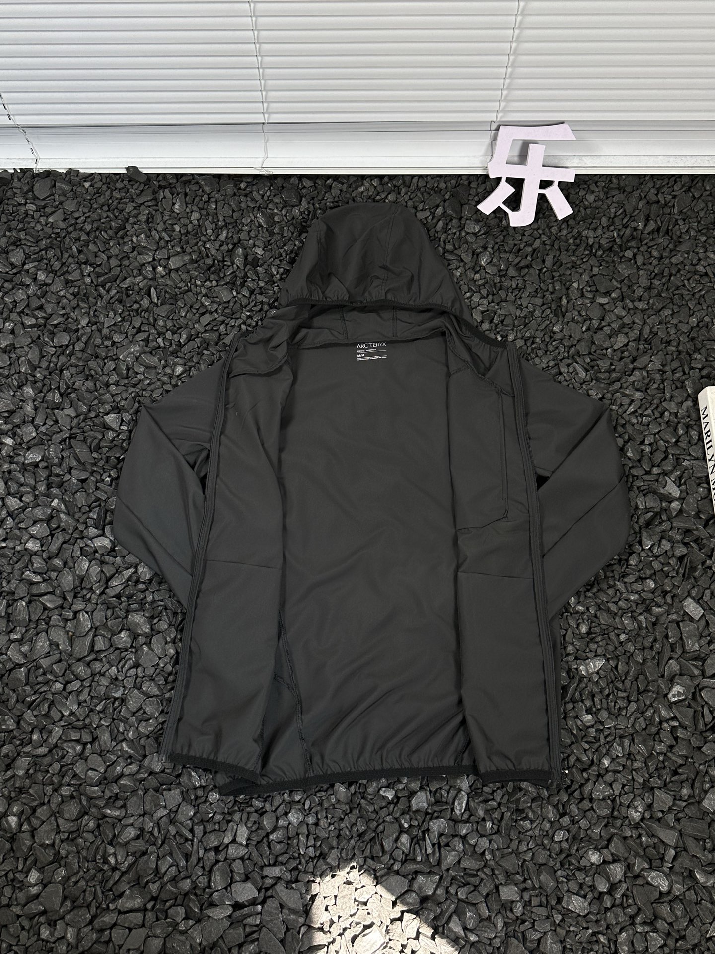 供货价:97💰▪️另有升级版本117💰
- 始祖鸟Arcteryx 字母印花Logo休闲宽松透气拉链轻薄凉感连帽防晒服 男女同款 -
热爱探索自然,却总被烈日与闷热困扰?始祖鸟Arcteryx这款连帽防晒服,就是你的户外出行救星。
它采用轻薄凉感面料,当肌肤触碰到衣服的瞬间,燥热迅速消散,仿佛山间清泉流淌。独特的透气设计,风可自由穿梭,保持身体干爽。连帽的贴心设计,全方位阻挡紫外线,让你的户外探索无惧阳光。拉链开合方便穿脱,无论是攀登高峰,还是漫步山林,都能自由应对。
男女同款的设计,让情侣、朋友都能一起穿着,共享户外的美好。衣服上字母印花Logo,低调又彰显品质。始祖鸟作为户外品牌的佼佼者,用科技与匠心,打造这款防晒服,陪你探索世界的每一处角落,开启无畏的户外之旅。
颜色:黑色 灰色 白色 绿色 蓝色 粉色
尺码:S-3XL
衣长 胸围 袖长
S 63 99 59.5
M 65.5 104 61
L 68 109 62.5
XL 70.5 114 64
2XL 73 119 65.5
3XL 75.5 124 67