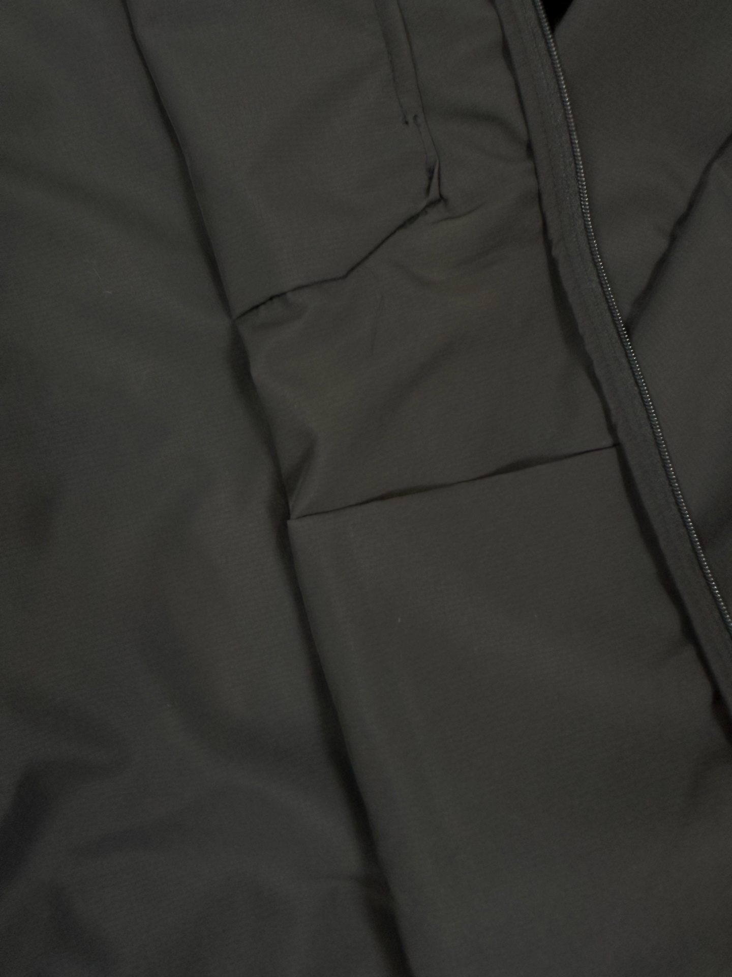供货价:97💰▪️另有升级版本117💰
- 始祖鸟Arcteryx 字母印花Logo休闲宽松透气拉链轻薄凉感连帽防晒服 男女同款 -
热爱探索自然,却总被烈日与闷热困扰?始祖鸟Arcteryx这款连帽防晒服,就是你的户外出行救星。
它采用轻薄凉感面料,当肌肤触碰到衣服的瞬间,燥热迅速消散,仿佛山间清泉流淌。独特的透气设计,风可自由穿梭,保持身体干爽。连帽的贴心设计,全方位阻挡紫外线,让你的户外探索无惧阳光。拉链开合方便穿脱,无论是攀登高峰,还是漫步山林,都能自由应对。
男女同款的设计,让情侣、朋友都能一起穿着,共享户外的美好。衣服上字母印花Logo,低调又彰显品质。始祖鸟作为户外品牌的佼佼者,用科技与匠心,打造这款防晒服,陪你探索世界的每一处角落,开启无畏的户外之旅。
颜色:黑色 灰色 白色 绿色 蓝色 粉色
尺码:S-3XL
衣长 胸围 袖长
S 63 99 59.5
M 65.5 104 61
L 68 109 62.5
XL 70.5 114 64
2XL 73 119 65.5
3XL 75.5 124 67