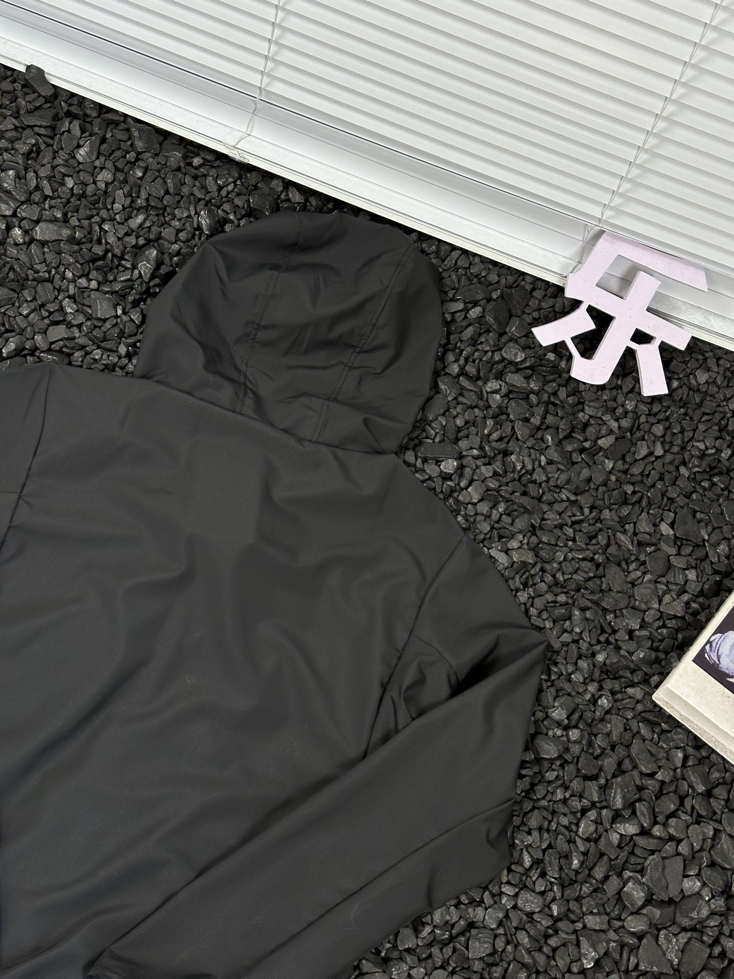 供货价:97💰▪️另有升级版本117💰
- 始祖鸟Arcteryx 字母印花Logo休闲宽松透气拉链轻薄凉感连帽防晒服 男女同款 -
热爱探索自然,却总被烈日与闷热困扰?始祖鸟Arcteryx这款连帽防晒服,就是你的户外出行救星。
它采用轻薄凉感面料,当肌肤触碰到衣服的瞬间,燥热迅速消散,仿佛山间清泉流淌。独特的透气设计,风可自由穿梭,保持身体干爽。连帽的贴心设计,全方位阻挡紫外线,让你的户外探索无惧阳光。拉链开合方便穿脱,无论是攀登高峰,还是漫步山林,都能自由应对。
男女同款的设计,让情侣、朋友都能一起穿着,共享户外的美好。衣服上字母印花Logo,低调又彰显品质。始祖鸟作为户外品牌的佼佼者,用科技与匠心,打造这款防晒服,陪你探索世界的每一处角落,开启无畏的户外之旅。
颜色:黑色 灰色 白色 绿色 蓝色 粉色
尺码:S-3XL
衣长 胸围 袖长
S 63 99 59.5
M 65.5 104 61
L 68 109 62.5
XL 70.5 114 64
2XL 73 119 65.5
3XL 75.5 124 67