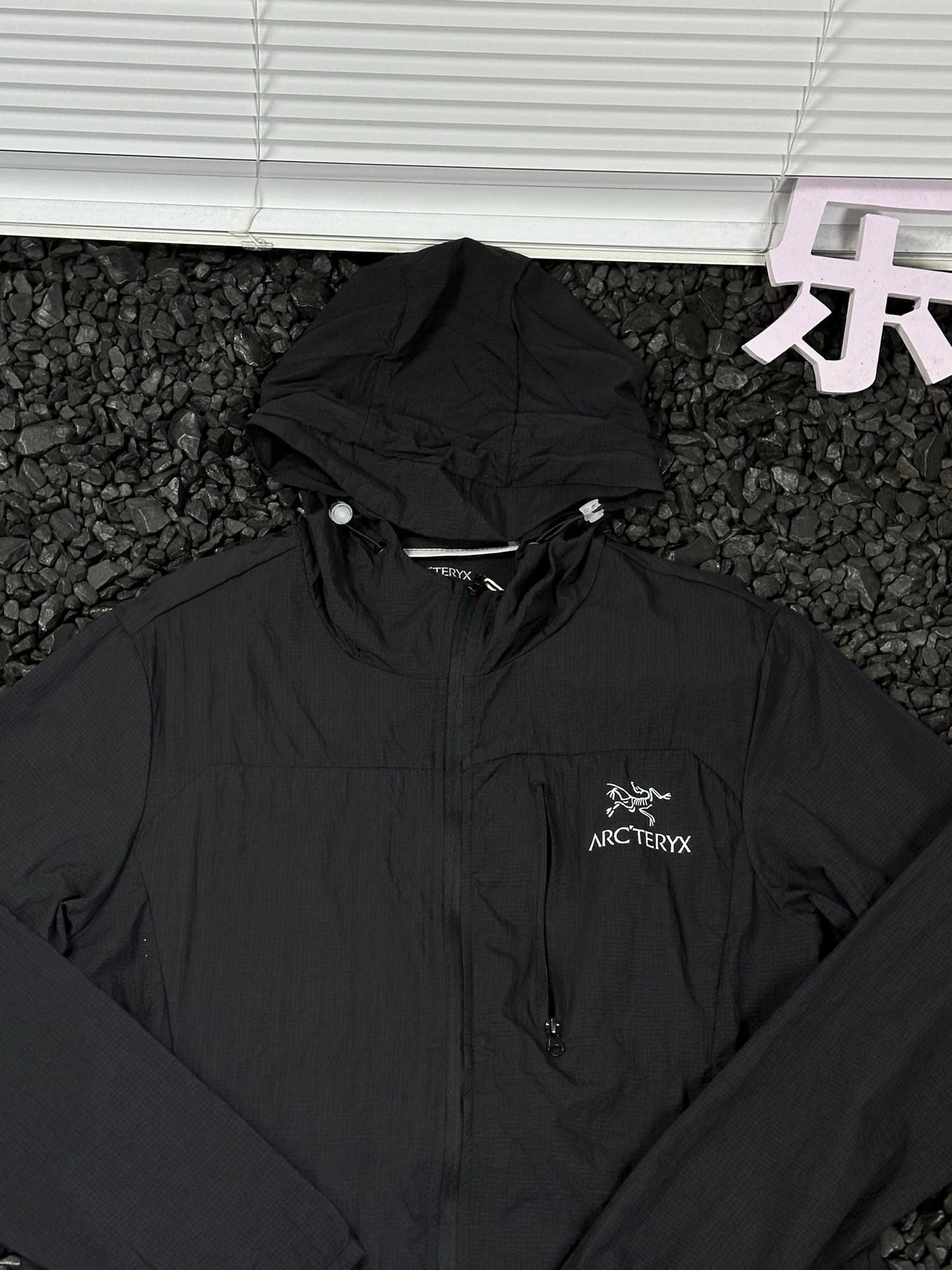 🛒购物价：173💰[原标包装吊牌.户外必备单品新款发售]始祖鸟ArcteryxNS UPF55+透气速干冰丝运动轻薄印花logo宽松休闲遮阳连帽户外骑行显瘦防晒防紫外线外套上衣开衫皮肤衣夹克外套 男女同款 -

户外探险，装备至关重要。这款始祖鸟Arcteryx透气速干冰丝运动皮肤衣，绝对是你的绝佳拍档。UPF55+的强大防晒指数，能有效阻挡99%以上的紫外线，为你的肌肤撑起坚固“保护伞” ，让你无惧烈日。

其透气速干的冰丝面料，能迅速排出身体湿气，保持清爽，即便骑行爬坡大汗淋漓，也不会有黏腻之感。连帽设计，全方位呵护你的头颈。宽松休闲版型，活动不受限，攀岩、骑行、徒步，各种高难度动作都能轻松完成。衣服上个性的印花logo，不仅增添时尚感，更是品质的象征。男女同款，和你的伴侣一起穿着，开启浪漫又刺激的户外之旅吧！


颜色：黑色 灰色 绿色 银白 藏青
尺码：M-5XL
           衣长    胸围    下摆    袖长    袖口   肩宽
M          65      106     100     59      9.5     45.3
L           67       110     104     60      9.5     46.7
XL         69       114     108     61       10      48.1
2XL        71       118      112     62      10      49.5
3XL        73       122     116     63      10.5    50.9
4XL        75        126     120    64      10.5    52.3
5XL        76        130     124     65      11      53.7





