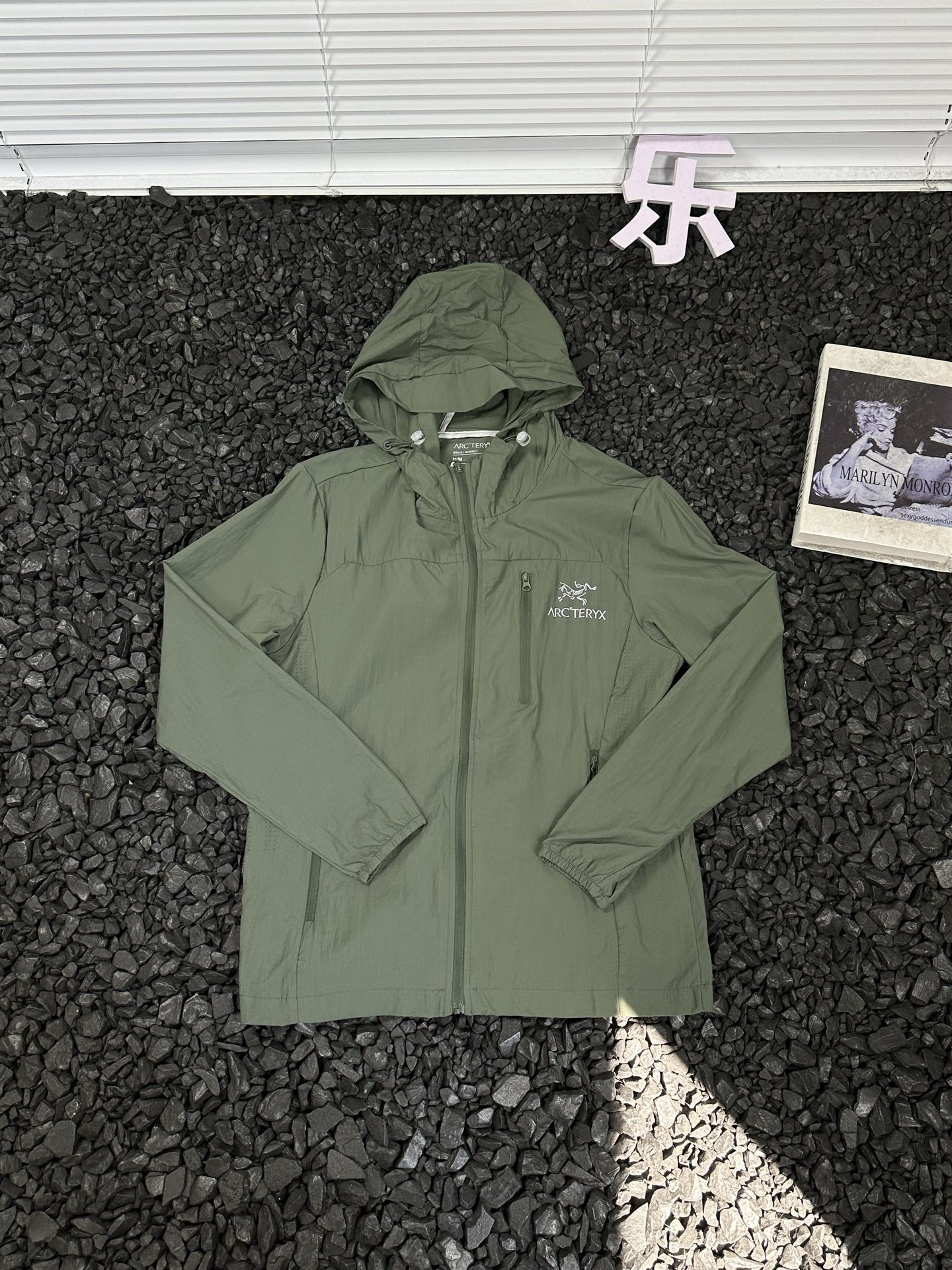 🛒购物价：173💰[原标包装吊牌.户外必备单品新款发售]始祖鸟ArcteryxNS UPF55+透气速干冰丝运动轻薄印花logo宽松休闲遮阳连帽户外骑行显瘦防晒防紫外线外套上衣开衫皮肤衣夹克外套 男女同款 -

户外探险，装备至关重要。这款始祖鸟Arcteryx透气速干冰丝运动皮肤衣，绝对是你的绝佳拍档。UPF55+的强大防晒指数，能有效阻挡99%以上的紫外线，为你的肌肤撑起坚固“保护伞” ，让你无惧烈日。

其透气速干的冰丝面料，能迅速排出身体湿气，保持清爽，即便骑行爬坡大汗淋漓，也不会有黏腻之感。连帽设计，全方位呵护你的头颈。宽松休闲版型，活动不受限，攀岩、骑行、徒步，各种高难度动作都能轻松完成。衣服上个性的印花logo，不仅增添时尚感，更是品质的象征。男女同款，和你的伴侣一起穿着，开启浪漫又刺激的户外之旅吧！


颜色：黑色 灰色 绿色 银白 藏青
尺码：M-5XL
           衣长    胸围    下摆    袖长    袖口   肩宽
M          65      106     100     59      9.5     45.3
L           67       110     104     60      9.5     46.7
XL         69       114     108     61       10      48.1
2XL        71       118      112     62      10      49.5
3XL        73       122     116     63      10.5    50.9
4XL        75        126     120    64      10.5    52.3
5XL        76        130     124     65      11      53.7





