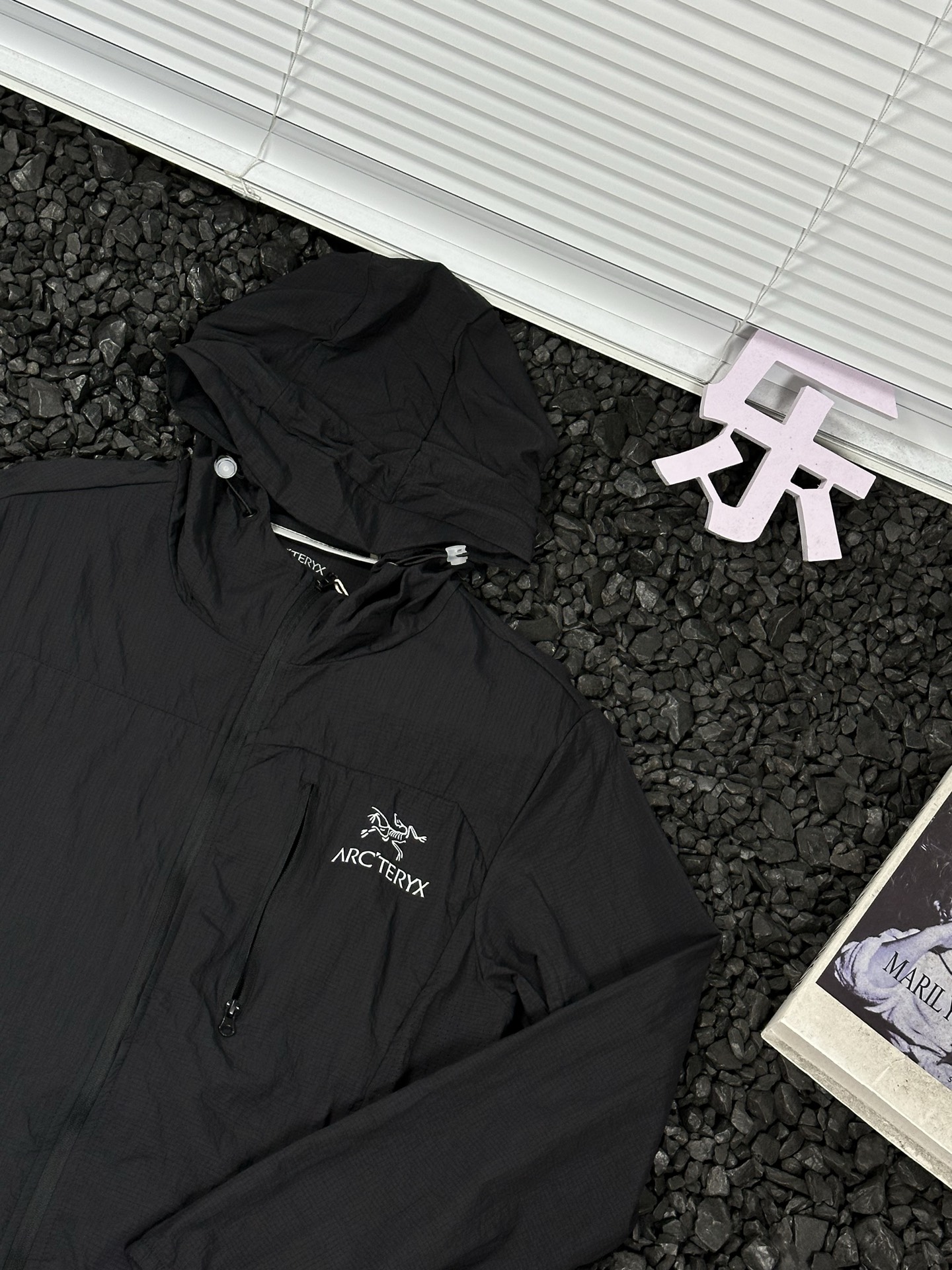 🛒购物价：173💰[原标包装吊牌.户外必备单品新款发售]始祖鸟ArcteryxNS UPF55+透气速干冰丝运动轻薄印花logo宽松休闲遮阳连帽户外骑行显瘦防晒防紫外线外套上衣开衫皮肤衣夹克外套 男女同款 -

户外探险，装备至关重要。这款始祖鸟Arcteryx透气速干冰丝运动皮肤衣，绝对是你的绝佳拍档。UPF55+的强大防晒指数，能有效阻挡99%以上的紫外线，为你的肌肤撑起坚固“保护伞” ，让你无惧烈日。

其透气速干的冰丝面料，能迅速排出身体湿气，保持清爽，即便骑行爬坡大汗淋漓，也不会有黏腻之感。连帽设计，全方位呵护你的头颈。宽松休闲版型，活动不受限，攀岩、骑行、徒步，各种高难度动作都能轻松完成。衣服上个性的印花logo，不仅增添时尚感，更是品质的象征。男女同款，和你的伴侣一起穿着，开启浪漫又刺激的户外之旅吧！


颜色：黑色 灰色 绿色 银白 藏青
尺码：M-5XL
           衣长    胸围    下摆    袖长    袖口   肩宽
M          65      106     100     59      9.5     45.3
L           67       110     104     60      9.5     46.7
XL         69       114     108     61       10      48.1
2XL        71       118      112     62      10      49.5
3XL        73       122     116     63      10.5    50.9
4XL        75        126     120    64      10.5    52.3
5XL        76        130     124     65      11      53.7





