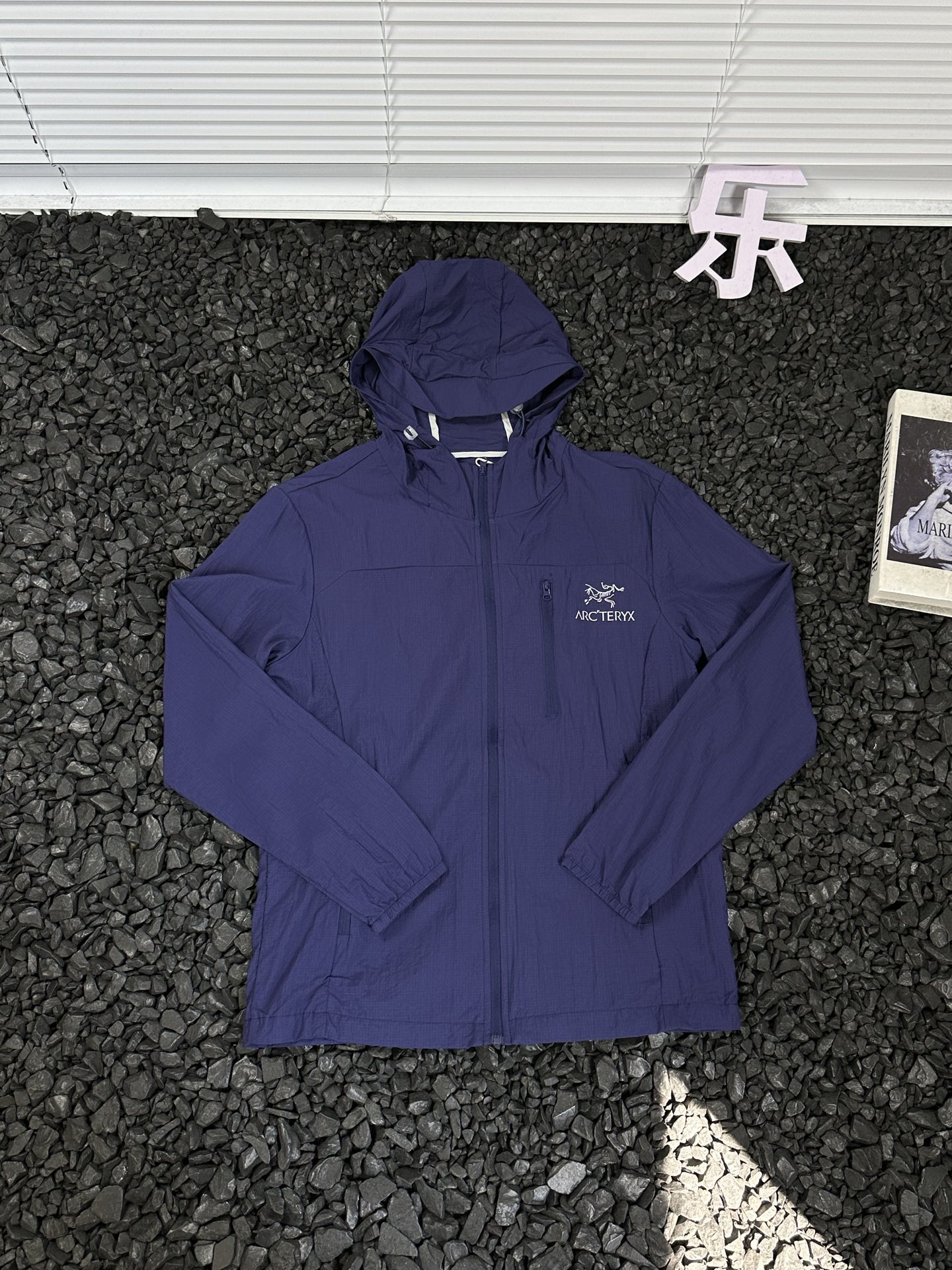 🛒购物价：173💰[原标包装吊牌.户外必备单品新款发售]始祖鸟ArcteryxNS UPF55+透气速干冰丝运动轻薄印花logo宽松休闲遮阳连帽户外骑行显瘦防晒防紫外线外套上衣开衫皮肤衣夹克外套 男女同款 -

户外探险，装备至关重要。这款始祖鸟Arcteryx透气速干冰丝运动皮肤衣，绝对是你的绝佳拍档。UPF55+的强大防晒指数，能有效阻挡99%以上的紫外线，为你的肌肤撑起坚固“保护伞” ，让你无惧烈日。

其透气速干的冰丝面料，能迅速排出身体湿气，保持清爽，即便骑行爬坡大汗淋漓，也不会有黏腻之感。连帽设计，全方位呵护你的头颈。宽松休闲版型，活动不受限，攀岩、骑行、徒步，各种高难度动作都能轻松完成。衣服上个性的印花logo，不仅增添时尚感，更是品质的象征。男女同款，和你的伴侣一起穿着，开启浪漫又刺激的户外之旅吧！


颜色：黑色 灰色 绿色 银白 藏青
尺码：M-5XL
           衣长    胸围    下摆    袖长    袖口   肩宽
M          65      106     100     59      9.5     45.3
L           67       110     104     60      9.5     46.7
XL         69       114     108     61       10      48.1
2XL        71       118      112     62      10      49.5
3XL        73       122     116     63      10.5    50.9
4XL        75        126     120    64      10.5    52.3
5XL        76        130     124     65      11      53.7





