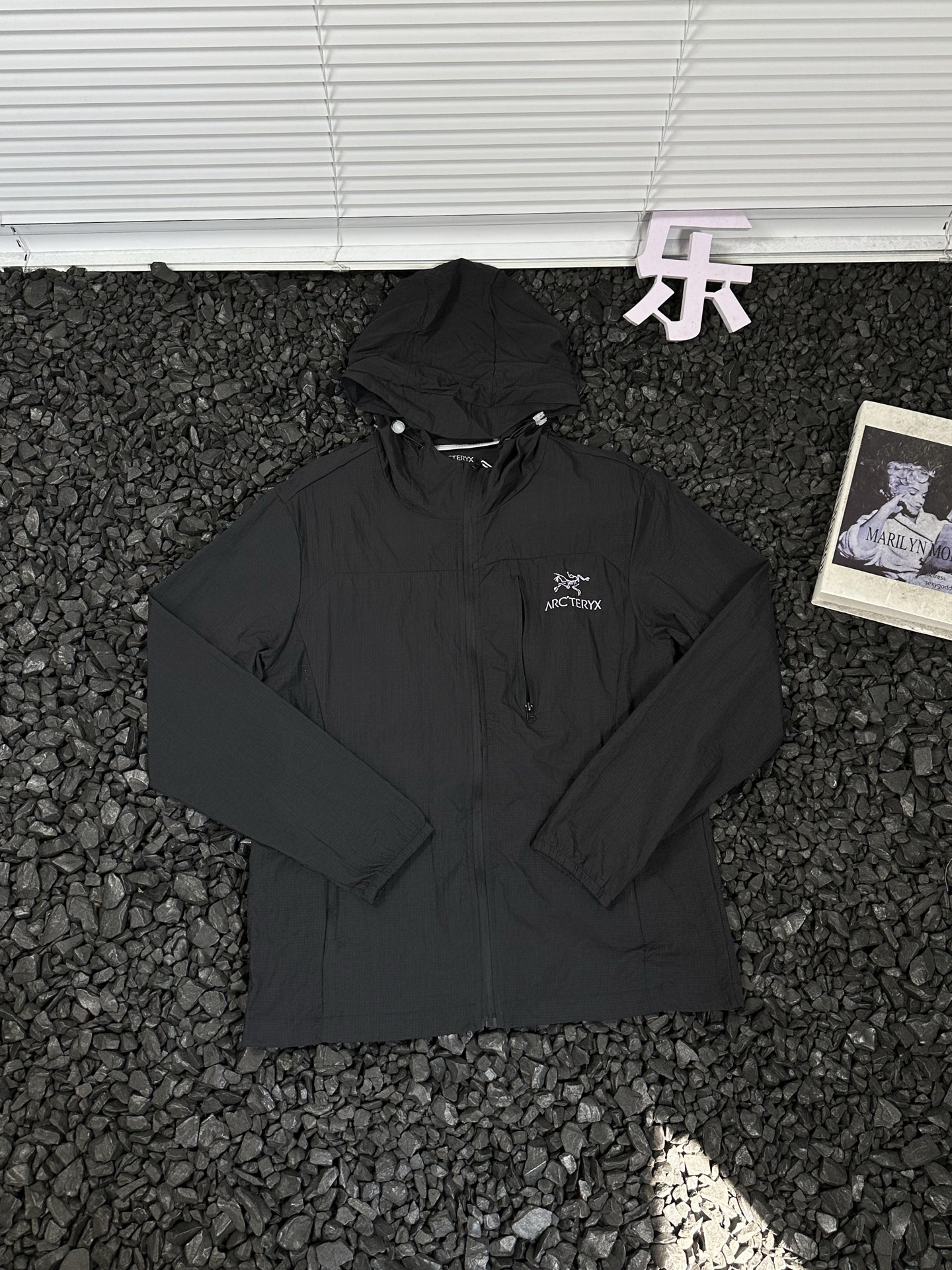 🛒购物价：173💰[原标包装吊牌.户外必备单品新款发售]始祖鸟ArcteryxNS UPF55+透气速干冰丝运动轻薄印花logo宽松休闲遮阳连帽户外骑行显瘦防晒防紫外线外套上衣开衫皮肤衣夹克外套 男女同款 -

户外探险，装备至关重要。这款始祖鸟Arcteryx透气速干冰丝运动皮肤衣，绝对是你的绝佳拍档。UPF55+的强大防晒指数，能有效阻挡99%以上的紫外线，为你的肌肤撑起坚固“保护伞” ，让你无惧烈日。

其透气速干的冰丝面料，能迅速排出身体湿气，保持清爽，即便骑行爬坡大汗淋漓，也不会有黏腻之感。连帽设计，全方位呵护你的头颈。宽松休闲版型，活动不受限，攀岩、骑行、徒步，各种高难度动作都能轻松完成。衣服上个性的印花logo，不仅增添时尚感，更是品质的象征。男女同款，和你的伴侣一起穿着，开启浪漫又刺激的户外之旅吧！


颜色：黑色 灰色 绿色 银白 藏青
尺码：M-5XL
           衣长    胸围    下摆    袖长    袖口   肩宽
M          65      106     100     59      9.5     45.3
L           67       110     104     60      9.5     46.7
XL         69       114     108     61       10      48.1
2XL        71       118      112     62      10      49.5
3XL        73       122     116     63      10.5    50.9
4XL        75        126     120    64      10.5    52.3
5XL        76        130     124     65      11      53.7





