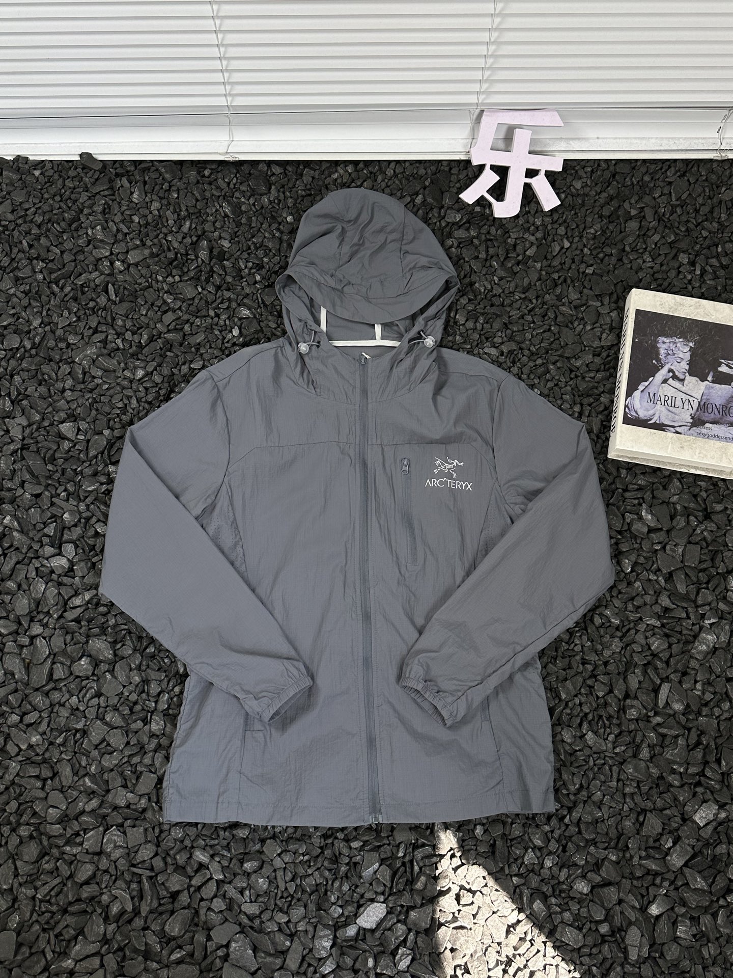 🛒购物价：173💰[原标包装吊牌.户外必备单品新款发售]始祖鸟ArcteryxNS UPF55+透气速干冰丝运动轻薄印花logo宽松休闲遮阳连帽户外骑行显瘦防晒防紫外线外套上衣开衫皮肤衣夹克外套 男女同款 -

户外探险，装备至关重要。这款始祖鸟Arcteryx透气速干冰丝运动皮肤衣，绝对是你的绝佳拍档。UPF55+的强大防晒指数，能有效阻挡99%以上的紫外线，为你的肌肤撑起坚固“保护伞” ，让你无惧烈日。

其透气速干的冰丝面料，能迅速排出身体湿气，保持清爽，即便骑行爬坡大汗淋漓，也不会有黏腻之感。连帽设计，全方位呵护你的头颈。宽松休闲版型，活动不受限，攀岩、骑行、徒步，各种高难度动作都能轻松完成。衣服上个性的印花logo，不仅增添时尚感，更是品质的象征。男女同款，和你的伴侣一起穿着，开启浪漫又刺激的户外之旅吧！


颜色：黑色 灰色 绿色 银白 藏青
尺码：M-5XL
           衣长    胸围    下摆    袖长    袖口   肩宽
M          65      106     100     59      9.5     45.3
L           67       110     104     60      9.5     46.7
XL         69       114     108     61       10      48.1
2XL        71       118      112     62      10      49.5
3XL        73       122     116     63      10.5    50.9
4XL        75        126     120    64      10.5    52.3
5XL        76        130     124     65      11      53.7





