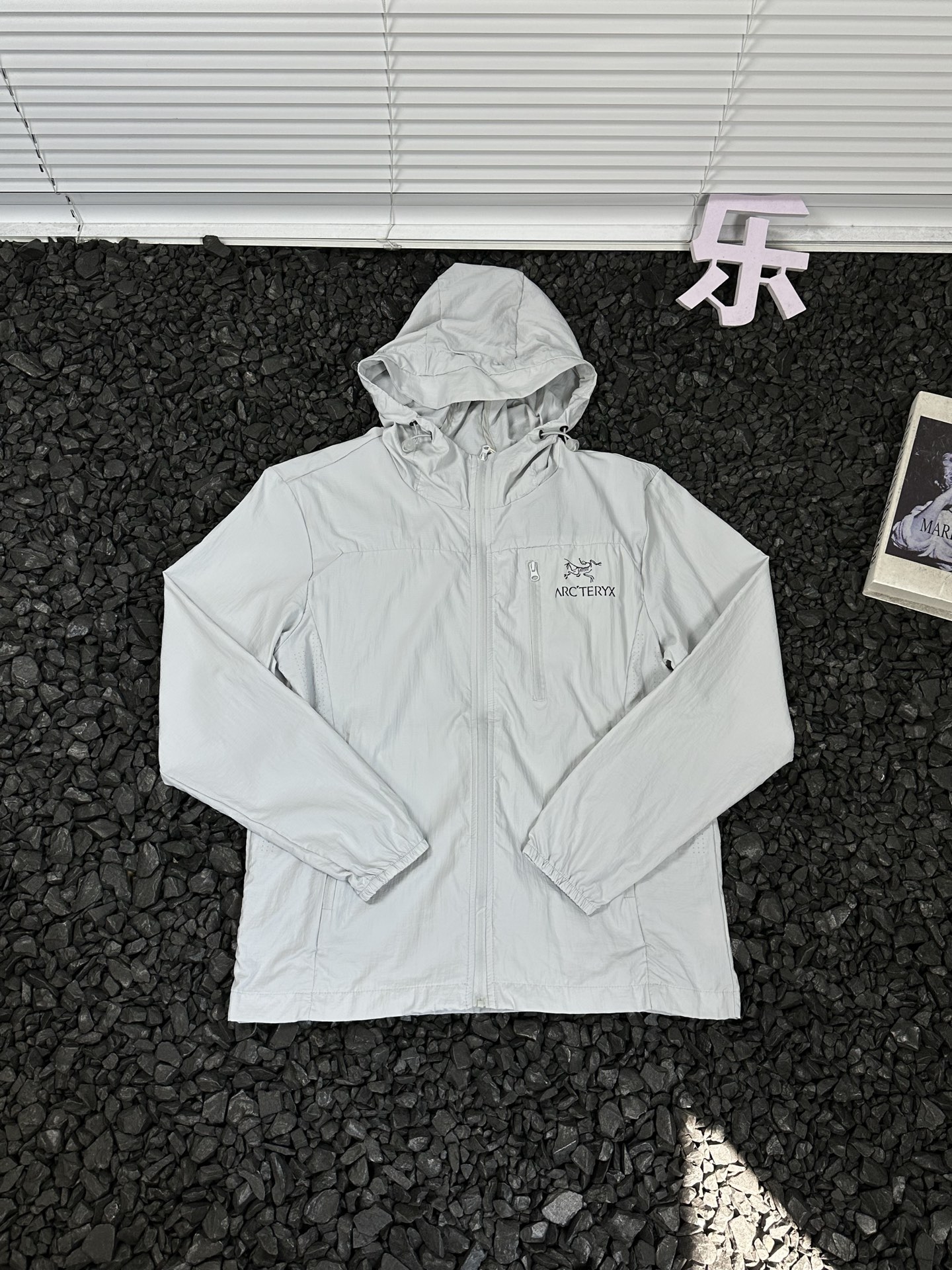 🛒购物价：173💰[原标包装吊牌.户外必备单品新款发售]始祖鸟ArcteryxNS UPF55+透气速干冰丝运动轻薄印花logo宽松休闲遮阳连帽户外骑行显瘦防晒防紫外线外套上衣开衫皮肤衣夹克外套 男女同款 -

户外探险，装备至关重要。这款始祖鸟Arcteryx透气速干冰丝运动皮肤衣，绝对是你的绝佳拍档。UPF55+的强大防晒指数，能有效阻挡99%以上的紫外线，为你的肌肤撑起坚固“保护伞” ，让你无惧烈日。

其透气速干的冰丝面料，能迅速排出身体湿气，保持清爽，即便骑行爬坡大汗淋漓，也不会有黏腻之感。连帽设计，全方位呵护你的头颈。宽松休闲版型，活动不受限，攀岩、骑行、徒步，各种高难度动作都能轻松完成。衣服上个性的印花logo，不仅增添时尚感，更是品质的象征。男女同款，和你的伴侣一起穿着，开启浪漫又刺激的户外之旅吧！


颜色：黑色 灰色 绿色 银白 藏青
尺码：M-5XL
           衣长    胸围    下摆    袖长    袖口   肩宽
M          65      106     100     59      9.5     45.3
L           67       110     104     60      9.5     46.7
XL         69       114     108     61       10      48.1
2XL        71       118      112     62      10      49.5
3XL        73       122     116     63      10.5    50.9
4XL        75        126     120    64      10.5    52.3
5XL        76        130     124     65      11      53.7





