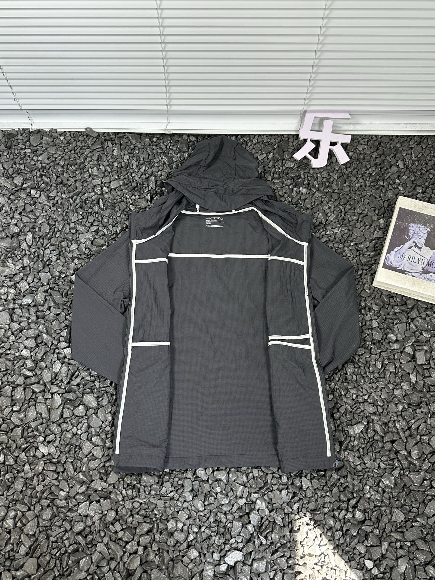 🛒购物价：173💰[原标包装吊牌.户外必备单品新款发售]始祖鸟ArcteryxNS UPF55+透气速干冰丝运动轻薄印花logo宽松休闲遮阳连帽户外骑行显瘦防晒防紫外线外套上衣开衫皮肤衣夹克外套 男女同款 -

户外探险，装备至关重要。这款始祖鸟Arcteryx透气速干冰丝运动皮肤衣，绝对是你的绝佳拍档。UPF55+的强大防晒指数，能有效阻挡99%以上的紫外线，为你的肌肤撑起坚固“保护伞” ，让你无惧烈日。

其透气速干的冰丝面料，能迅速排出身体湿气，保持清爽，即便骑行爬坡大汗淋漓，也不会有黏腻之感。连帽设计，全方位呵护你的头颈。宽松休闲版型，活动不受限，攀岩、骑行、徒步，各种高难度动作都能轻松完成。衣服上个性的印花logo，不仅增添时尚感，更是品质的象征。男女同款，和你的伴侣一起穿着，开启浪漫又刺激的户外之旅吧！


颜色：黑色 灰色 绿色 银白 藏青
尺码：M-5XL
           衣长    胸围    下摆    袖长    袖口   肩宽
M          65      106     100     59      9.5     45.3
L           67       110     104     60      9.5     46.7
XL         69       114     108     61       10      48.1
2XL        71       118      112     62      10      49.5
3XL        73       122     116     63      10.5    50.9
4XL        75        126     120    64      10.5    52.3
5XL        76        130     124     65      11      53.7





