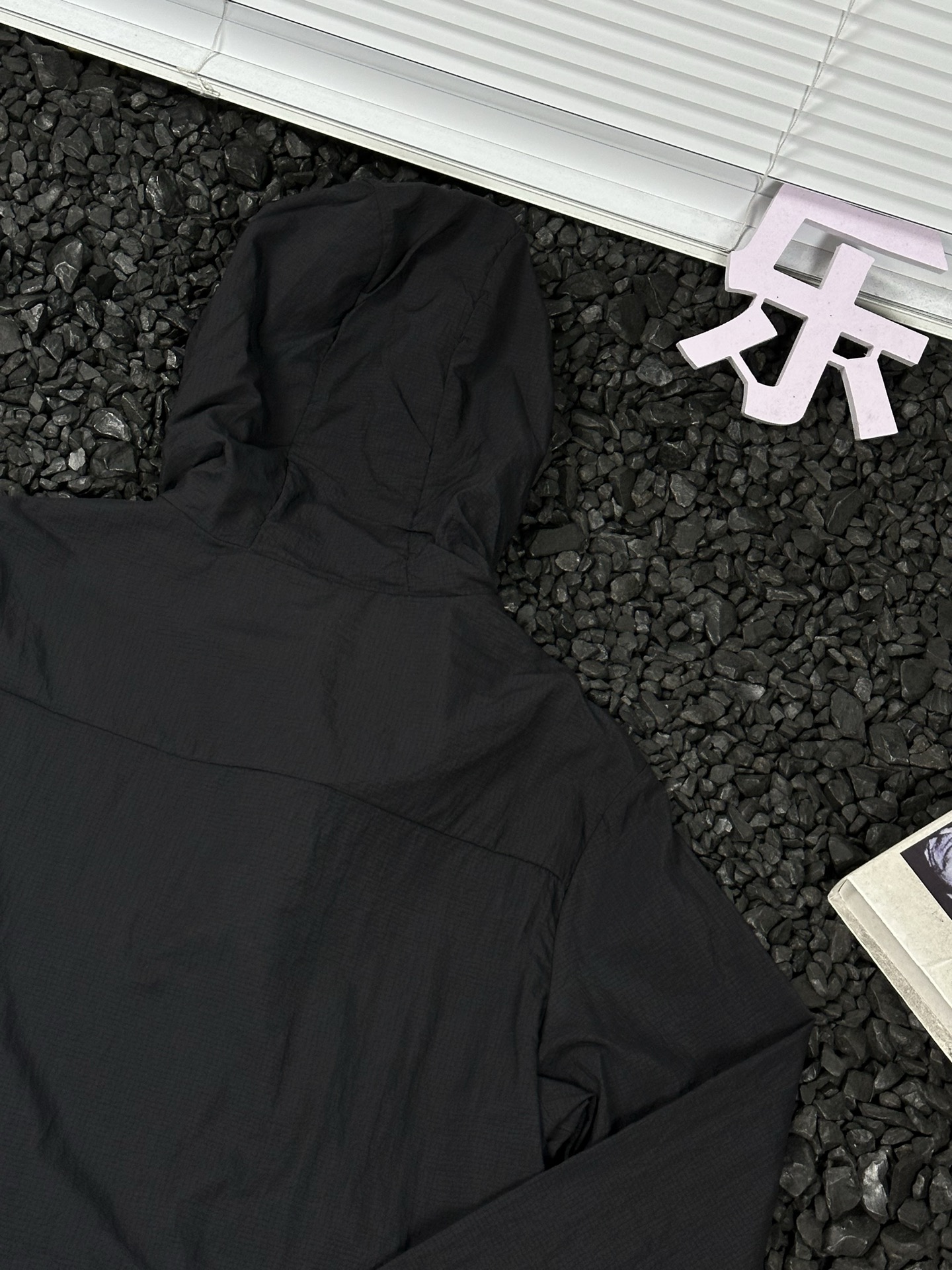 🛒购物价：173💰[原标包装吊牌.户外必备单品新款发售]始祖鸟ArcteryxNS UPF55+透气速干冰丝运动轻薄印花logo宽松休闲遮阳连帽户外骑行显瘦防晒防紫外线外套上衣开衫皮肤衣夹克外套 男女同款 -

户外探险，装备至关重要。这款始祖鸟Arcteryx透气速干冰丝运动皮肤衣，绝对是你的绝佳拍档。UPF55+的强大防晒指数，能有效阻挡99%以上的紫外线，为你的肌肤撑起坚固“保护伞” ，让你无惧烈日。

其透气速干的冰丝面料，能迅速排出身体湿气，保持清爽，即便骑行爬坡大汗淋漓，也不会有黏腻之感。连帽设计，全方位呵护你的头颈。宽松休闲版型，活动不受限，攀岩、骑行、徒步，各种高难度动作都能轻松完成。衣服上个性的印花logo，不仅增添时尚感，更是品质的象征。男女同款，和你的伴侣一起穿着，开启浪漫又刺激的户外之旅吧！


颜色：黑色 灰色 绿色 银白 藏青
尺码：M-5XL
           衣长    胸围    下摆    袖长    袖口   肩宽
M          65      106     100     59      9.5     45.3
L           67       110     104     60      9.5     46.7
XL         69       114     108     61       10      48.1
2XL        71       118      112     62      10      49.5
3XL        73       122     116     63      10.5    50.9
4XL        75        126     120    64      10.5    52.3
5XL        76        130     124     65      11      53.7





