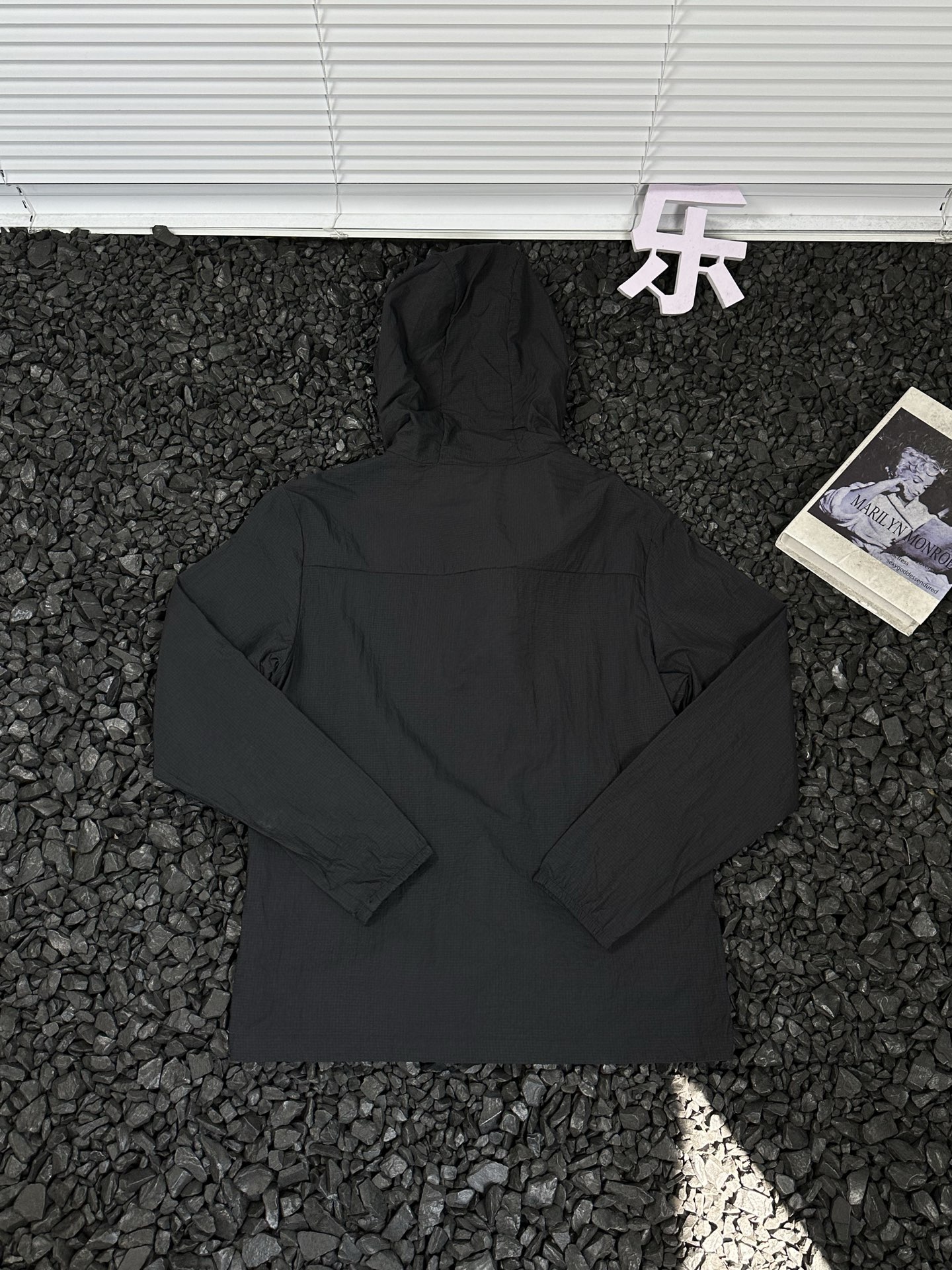 🛒购物价：173💰[原标包装吊牌.户外必备单品新款发售]始祖鸟ArcteryxNS UPF55+透气速干冰丝运动轻薄印花logo宽松休闲遮阳连帽户外骑行显瘦防晒防紫外线外套上衣开衫皮肤衣夹克外套 男女同款 -

户外探险，装备至关重要。这款始祖鸟Arcteryx透气速干冰丝运动皮肤衣，绝对是你的绝佳拍档。UPF55+的强大防晒指数，能有效阻挡99%以上的紫外线，为你的肌肤撑起坚固“保护伞” ，让你无惧烈日。

其透气速干的冰丝面料，能迅速排出身体湿气，保持清爽，即便骑行爬坡大汗淋漓，也不会有黏腻之感。连帽设计，全方位呵护你的头颈。宽松休闲版型，活动不受限，攀岩、骑行、徒步，各种高难度动作都能轻松完成。衣服上个性的印花logo，不仅增添时尚感，更是品质的象征。男女同款，和你的伴侣一起穿着，开启浪漫又刺激的户外之旅吧！


颜色：黑色 灰色 绿色 银白 藏青
尺码：M-5XL
           衣长    胸围    下摆    袖长    袖口   肩宽
M          65      106     100     59      9.5     45.3
L           67       110     104     60      9.5     46.7
XL         69       114     108     61       10      48.1
2XL        71       118      112     62      10      49.5
3XL        73       122     116     63      10.5    50.9
4XL        75        126     120    64      10.5    52.3
5XL        76        130     124     65      11      53.7






