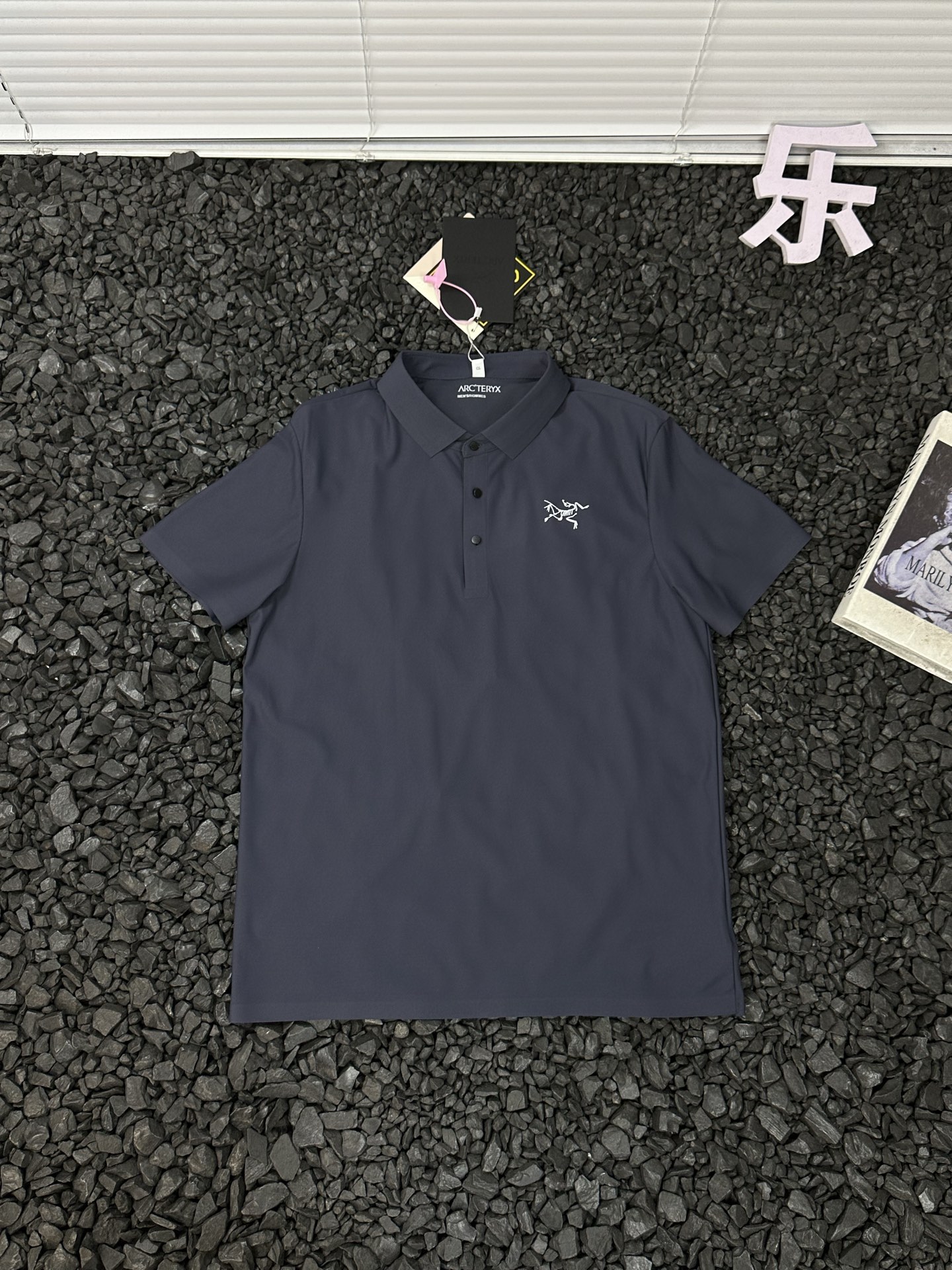 💰75
- Arctertx始祖鸟印花品牌Logo户外舒适吸汗速干短袖Polo衫 男女同款 -


想要一件能陪你应对各种B1170场景的短袖Polo衫？Arctertx始祖鸟印花品牌Logo户外舒适吸汗速干短袖Polo衫绝对是你的理想之选！男女同款的设计，让情侣、兄弟、姐妹都能一起穿出时尚感。

它选用高端科技面料，吸汗速干能力一流。运动时大汗淋漓，或是夏日出行被汗水浸湿，它都能快速把湿气排出，始终保持干爽。而且透气性能卓越，炎炎夏日，穿着它也不会有闷热感，每一个毛孔都能自由呼吸。精致的印花品牌Logo，简约又大气，彰显着始祖鸟的品牌魅力，让你轻松成为人群焦点。无论是户外运动时的活力满满，还是日常出街的休闲随性，它都能完美适配，提升你的整体气质。选择它，就是选择高品质的生活。


颜色：黑色 藏青 绿色 白色
尺码：L-4XL
          胸围    衣长    肩宽    袖长   推荐体重
L         96        68      43       20     115-130斤    
XL       100      70      45       21     130-145斤
2XL     104     72      47      21      145-165斤
3XL     108      74     49       21      165-180斤
4XL      112     76     51       22      180-200斤