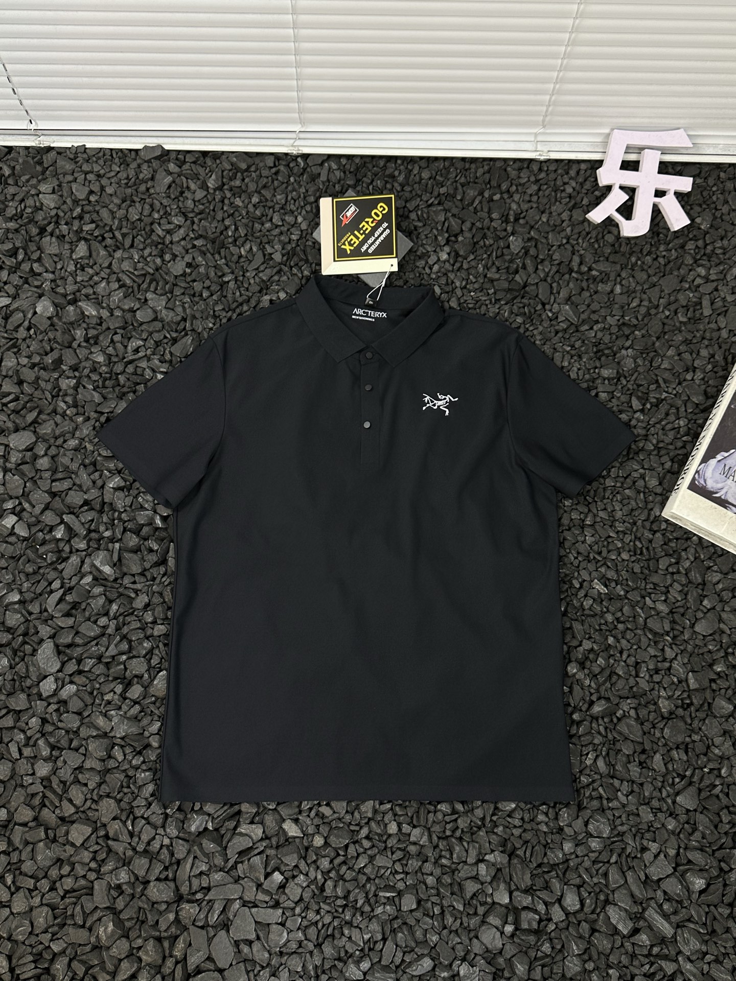 💰75
- Arctertx始祖鸟印花品牌Logo户外舒适吸汗速干短袖Polo衫 男女同款 -


想要一件能陪你应对各种B1170场景的短袖Polo衫？Arctertx始祖鸟印花品牌Logo户外舒适吸汗速干短袖Polo衫绝对是你的理想之选！男女同款的设计，让情侣、兄弟、姐妹都能一起穿出时尚感。

它选用高端科技面料，吸汗速干能力一流。运动时大汗淋漓，或是夏日出行被汗水浸湿，它都能快速把湿气排出，始终保持干爽。而且透气性能卓越，炎炎夏日，穿着它也不会有闷热感，每一个毛孔都能自由呼吸。精致的印花品牌Logo，简约又大气，彰显着始祖鸟的品牌魅力，让你轻松成为人群焦点。无论是户外运动时的活力满满，还是日常出街的休闲随性，它都能完美适配，提升你的整体气质。选择它，就是选择高品质的生活。


颜色：黑色 藏青 绿色 白色
尺码：L-4XL
          胸围    衣长    肩宽    袖长   推荐体重
L         96        68      43       20     115-130斤    
XL       100      70      45       21     130-145斤
2XL     104     72      47      21      145-165斤
3XL     108      74     49       21      165-180斤
4XL      112     76     51       22      180-200斤