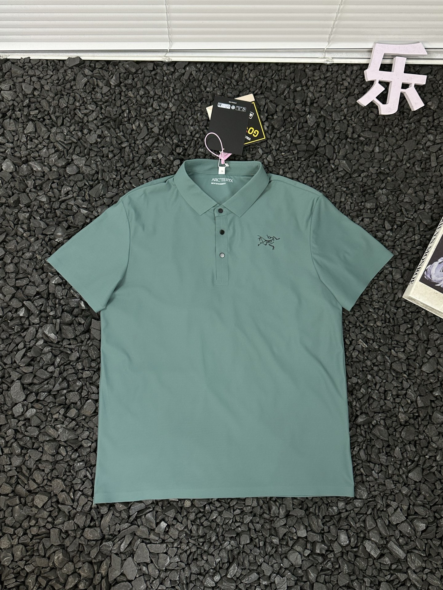 💰75
- Arctertx始祖鸟印花品牌Logo户外舒适吸汗速干短袖Polo衫 男女同款 -


想要一件能陪你应对各种B1170场景的短袖Polo衫？Arctertx始祖鸟印花品牌Logo户外舒适吸汗速干短袖Polo衫绝对是你的理想之选！男女同款的设计，让情侣、兄弟、姐妹都能一起穿出时尚感。

它选用高端科技面料，吸汗速干能力一流。运动时大汗淋漓，或是夏日出行被汗水浸湿，它都能快速把湿气排出，始终保持干爽。而且透气性能卓越，炎炎夏日，穿着它也不会有闷热感，每一个毛孔都能自由呼吸。精致的印花品牌Logo，简约又大气，彰显着始祖鸟的品牌魅力，让你轻松成为人群焦点。无论是户外运动时的活力满满，还是日常出街的休闲随性，它都能完美适配，提升你的整体气质。选择它，就是选择高品质的生活。


颜色：黑色 藏青 绿色 白色
尺码：L-4XL
          胸围    衣长    肩宽    袖长   推荐体重
L         96        68      43       20     115-130斤    
XL       100      70      45       21     130-145斤
2XL     104     72      47      21      145-165斤
3XL     108      74     49       21      165-180斤
4XL      112     76     51       22      180-200斤