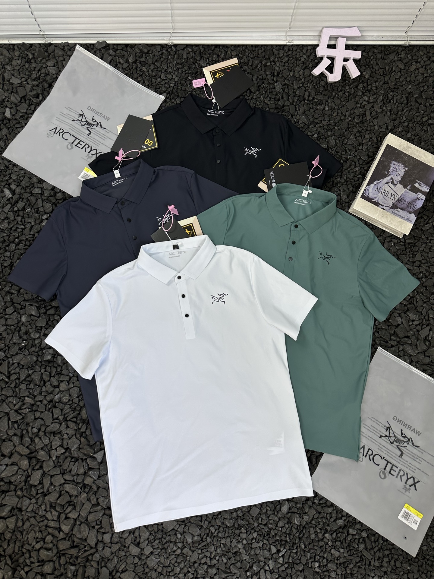 💰75
- Arctertx始祖鸟印花品牌Logo户外舒适吸汗速干短袖Polo衫 男女同款 -


想要一件能陪你应对各种B1170场景的短袖Polo衫？Arctertx始祖鸟印花品牌Logo户外舒适吸汗速干短袖Polo衫绝对是你的理想之选！男女同款的设计，让情侣、兄弟、姐妹都能一起穿出时尚感。

它选用高端科技面料，吸汗速干能力一流。运动时大汗淋漓，或是夏日出行被汗水浸湿，它都能快速把湿气排出，始终保持干爽。而且透气性能卓越，炎炎夏日，穿着它也不会有闷热感，每一个毛孔都能自由呼吸。精致的印花品牌Logo，简约又大气，彰显着始祖鸟的品牌魅力，让你轻松成为人群焦点。无论是户外运动时的活力满满，还是日常出街的休闲随性，它都能完美适配，提升你的整体气质。选择它，就是选择高品质的生活。


颜色：黑色 藏青 绿色 白色
尺码：L-4XL
          胸围    衣长    肩宽    袖长   推荐体重
L         96        68      43       20     115-130斤    
XL       100      70      45       21     130-145斤
2XL     104     72      47      21      145-165斤
3XL     108      74     49       21      165-180斤
4XL      112     76     51       22      180-200斤