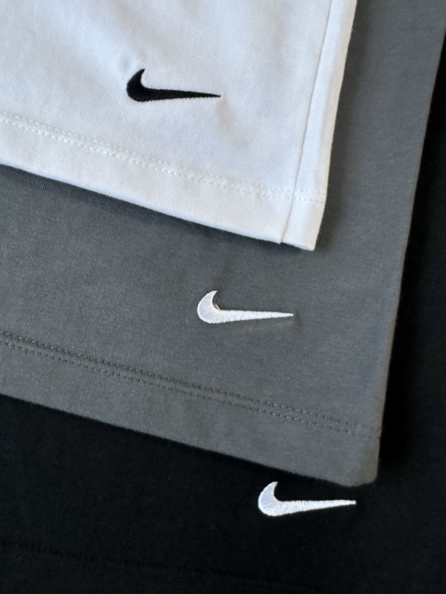 💰110
- Nike ACG速干纯色休闲时尚百搭圆领宽松户外环保针织舒适短袖T恤 男女同款 -
运动时总被汗水黏身,好心情瞬间消失?穿上Nike ACG速干短袖T恤,让你告别这些烦恼。
它采用速干面料,能迅速吸收并蒸发汗水,保持身体干爽,无论是高强度的健身训练,还是户外的慢跑,都能保持清爽。宽松的版型设计,没有束缚感,动作再大也不受限,自由随性。
不仅如此,它还十分百搭。搭配运动短裤,就是活力满满的运动健将;配上休闲牛仔裤,又能在日常出行中尽显时尚感。经典纯色,永不过时,轻松成为人群焦点。
颜色:黑色 灰色 白色
尺码:S-2XL
下摆 衣长 胸围 袖长 身高 体重
S 104 68 106 39.1 155-165 90-100
M 108 69 110 40.3 165-175 100-120
L 112 71 114 41.5 175-180 120-150
XL 116 73 118 42.7 180-185 150-170
2XL 120 75 122 43.9 185-190 170-200