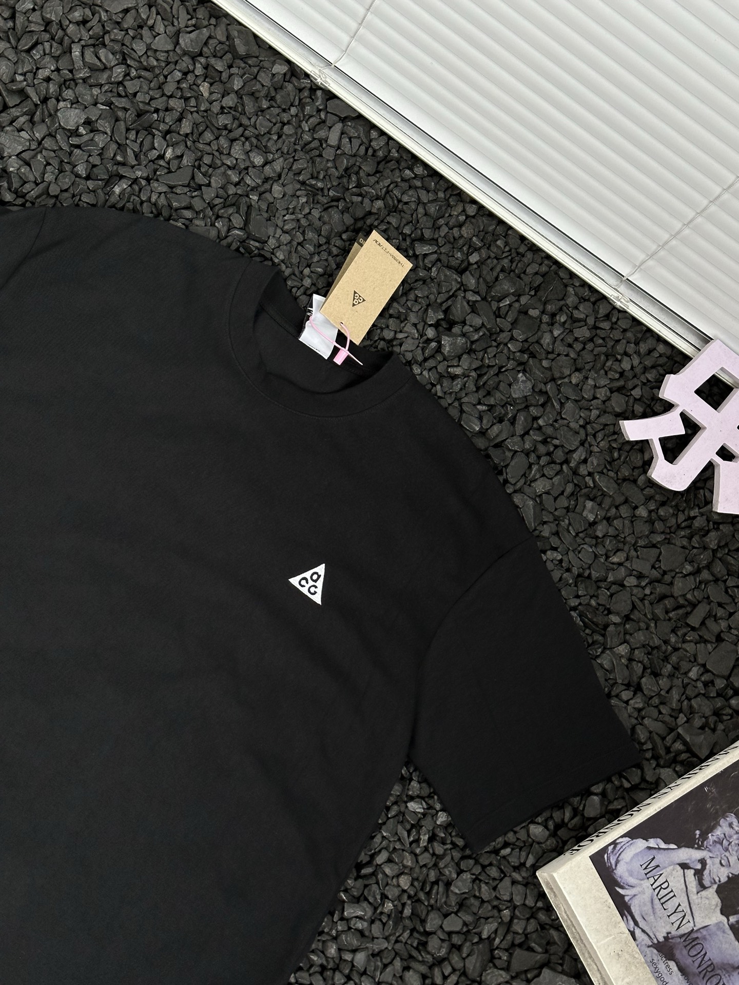 💰110
- Nike ACG速干纯色休闲时尚百搭圆领宽松户外环保针织舒适短袖T恤 男女同款 -
运动时总被汗水黏身,好心情瞬间消失?穿上Nike ACG速干短袖T恤,让你告别这些烦恼。
它采用速干面料,能迅速吸收并蒸发汗水,保持身体干爽,无论是高强度的健身训练,还是户外的慢跑,都能保持清爽。宽松的版型设计,没有束缚感,动作再大也不受限,自由随性。
不仅如此,它还十分百搭。搭配运动短裤,就是活力满满的运动健将;配上休闲牛仔裤,又能在日常出行中尽显时尚感。经典纯色,永不过时,轻松成为人群焦点。
颜色:黑色 灰色 白色
尺码:S-2XL
下摆 衣长 胸围 袖长 身高 体重
S 104 68 106 39.1 155-165 90-100
M 108 69 110 40.3 165-175 100-120
L 112 71 114 41.5 175-180 120-150
XL 116 73 118 42.7 180-185 150-170
2XL 120 75 122 43.9 185-190 170-200