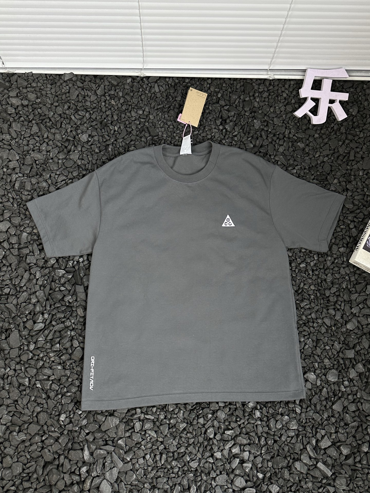 💰110
- Nike ACG速干纯色休闲时尚百搭圆领宽松户外环保针织舒适短袖T恤 男女同款 -
运动时总被汗水黏身,好心情瞬间消失?穿上Nike ACG速干短袖T恤,让你告别这些烦恼。
它采用速干面料,能迅速吸收并蒸发汗水,保持身体干爽,无论是高强度的健身训练,还是户外的慢跑,都能保持清爽。宽松的版型设计,没有束缚感,动作再大也不受限,自由随性。
不仅如此,它还十分百搭。搭配运动短裤,就是活力满满的运动健将;配上休闲牛仔裤,又能在日常出行中尽显时尚感。经典纯色,永不过时,轻松成为人群焦点。
颜色:黑色 灰色 白色
尺码:S-2XL
下摆 衣长 胸围 袖长 身高 体重
S 104 68 106 39.1 155-165 90-100
M 108 69 110 40.3 165-175 100-120
L 112 71 114 41.5 175-180 120-150
XL 116 73 118 42.7 180-185 150-170
2XL 120 75 122 43.9 185-190 170-200