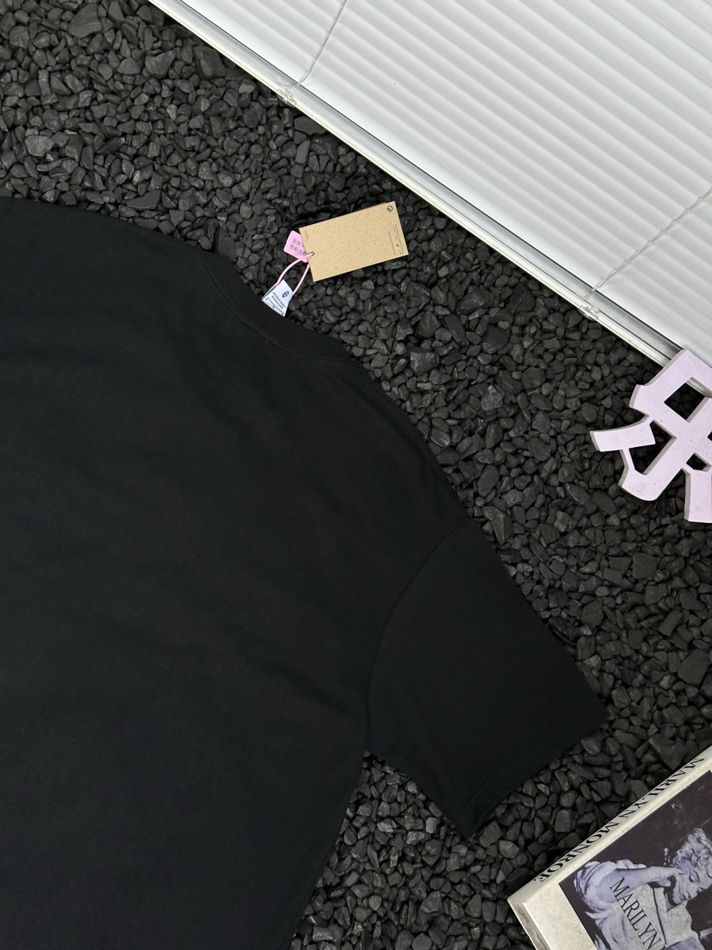 💰110
- Nike ACG速干纯色休闲时尚百搭圆领宽松户外环保针织舒适短袖T恤 男女同款 -
运动时总被汗水黏身,好心情瞬间消失?穿上Nike ACG速干短袖T恤,让你告别这些烦恼。
它采用速干面料,能迅速吸收并蒸发汗水,保持身体干爽,无论是高强度的健身训练,还是户外的慢跑,都能保持清爽。宽松的版型设计,没有束缚感,动作再大也不受限,自由随性。
不仅如此,它还十分百搭。搭配运动短裤,就是活力满满的运动健将;配上休闲牛仔裤,又能在日常出行中尽显时尚感。经典纯色,永不过时,轻松成为人群焦点。
颜色:黑色 灰色 白色
尺码:S-2XL
下摆 衣长 胸围 袖长 身高 体重
S 104 68 106 39.1 155-165 90-100
M 108 69 110 40.3 165-175 100-120
L 112 71 114 41.5 175-180 120-150
XL 116 73 118 42.7 180-185 150-170
2XL 120 75 122 43.9 185-190 170-200
