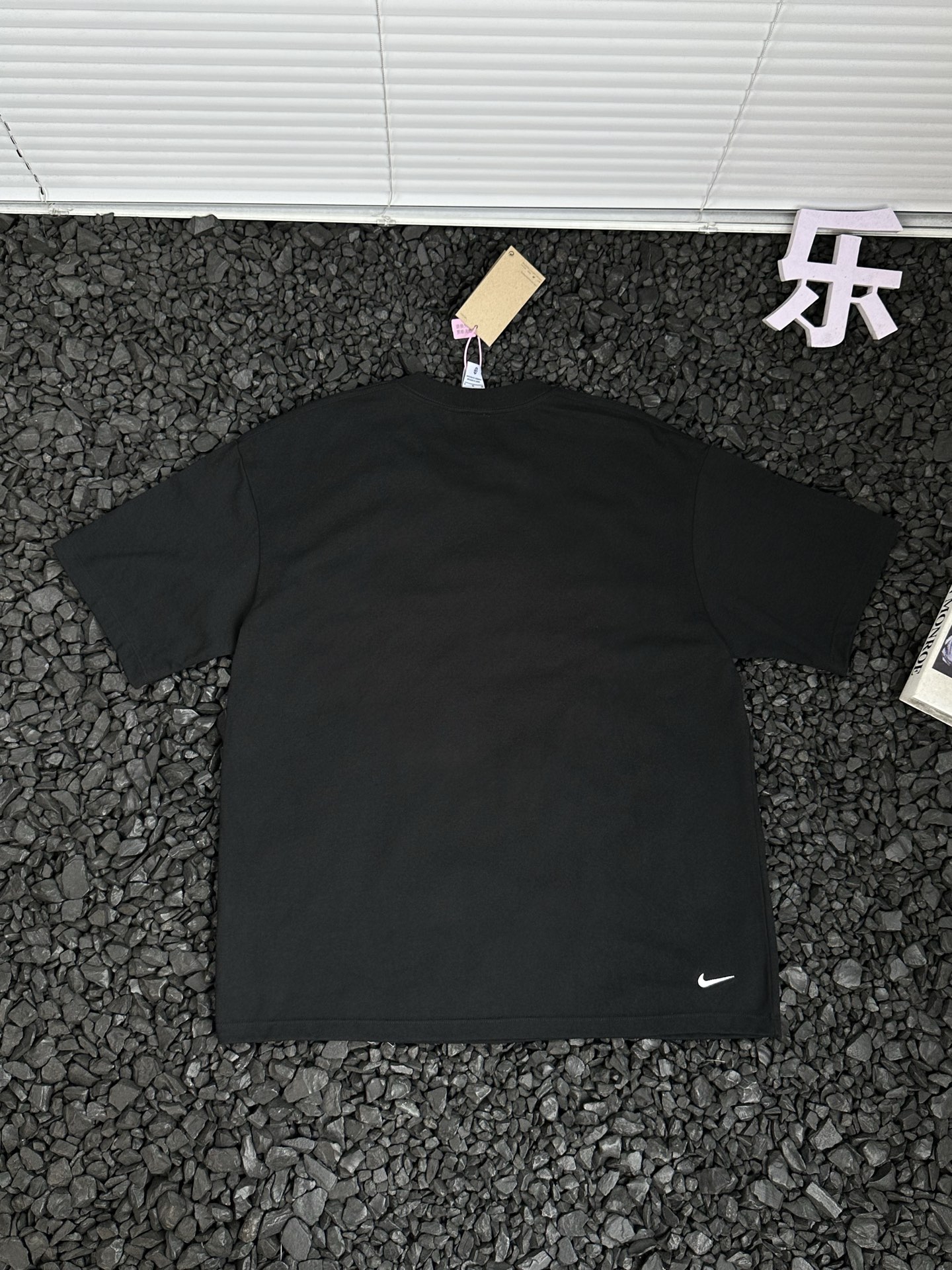 💰110
- Nike ACG速干纯色休闲时尚百搭圆领宽松户外环保针织舒适短袖T恤 男女同款 -
运动时总被汗水黏身,好心情瞬间消失?穿上Nike ACG速干短袖T恤,让你告别这些烦恼。
它采用速干面料,能迅速吸收并蒸发汗水,保持身体干爽,无论是高强度的健身训练,还是户外的慢跑,都能保持清爽。宽松的版型设计,没有束缚感,动作再大也不受限,自由随性。
不仅如此,它还十分百搭。搭配运动短裤,就是活力满满的运动健将;配上休闲牛仔裤,又能在日常出行中尽显时尚感。经典纯色,永不过时,轻松成为人群焦点。
颜色:黑色 灰色 白色
尺码:S-2XL
下摆 衣长 胸围 袖长 身高 体重
S 104 68 106 39.1 155-165 90-100
M 108 69 110 40.3 165-175 100-120
L 112 71 114 41.5 175-180 120-150
XL 116 73 118 42.7 180-185 150-170
2XL 120 75 122 43.9 185-190 170-200