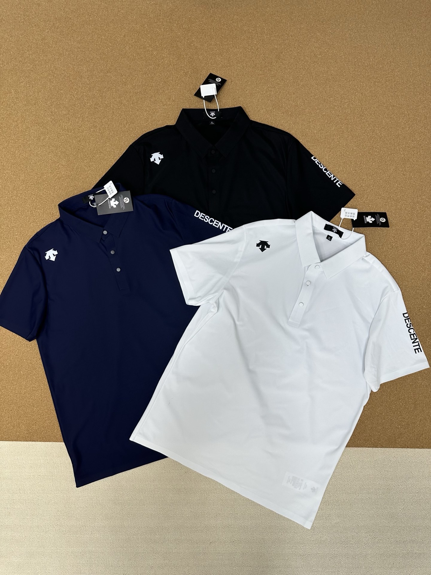 🛒购物价： 💰135
🏴‍☠️ DESCENTE 迪桑特 25ss夏季新品男女款高尔夫系列 冰丝凉感纯色polo半袖T恤


颜色：黑色 白色 藏蓝色
尺码：M-5XL


采用高品质运动属性功能性AERODRY针织面料制作的短袖POLO衫。面料轻薄柔软，舒爽透气，同时具有吸湿快干与凉感功能性，助力高强运动后回归干爽状态。
搭配ACTIVE运动版型裁剪，自然包裹贴合身形，能有效减少空气阻力，助力无忧运动体验，轻薄柔软，舒爽透气，POLO领型满足商务通勤多场景需求！！！
客订面料 经过特殊工艺处理，面料不仅柔软顺滑，还具备出色的透气性和吸湿性，即使在炎炎夏日，也能让你倍感清凉舒适。
宽松休闲的版型独具匠心，不挑身材，穿着自在无拘。搭配简约的纯色休闲裤，在午后的咖啡馆享受惬意时光；或是配上个性的印花短裤，在夏日泳池派对中大放异彩 。
穿上它，开启精致生活，每一刻都是时尚大片。


尺码表
尺码 衣长 胸围  肩宽  建议身高     建议体重
M     68    96    44   160-170CM  135-120斤
L      70    135   46   168-175CM  120-135斤
XL    72    104   48   170-175CM  135-150斤
2XL  74    108   50   168-180CM  150-165斤
3XL  76    112   52   170-185CM  165-190斤
4XL  78    116   54   170-190CM  190-200斤
5XL  80    118   56   178-200CM  200-220斤