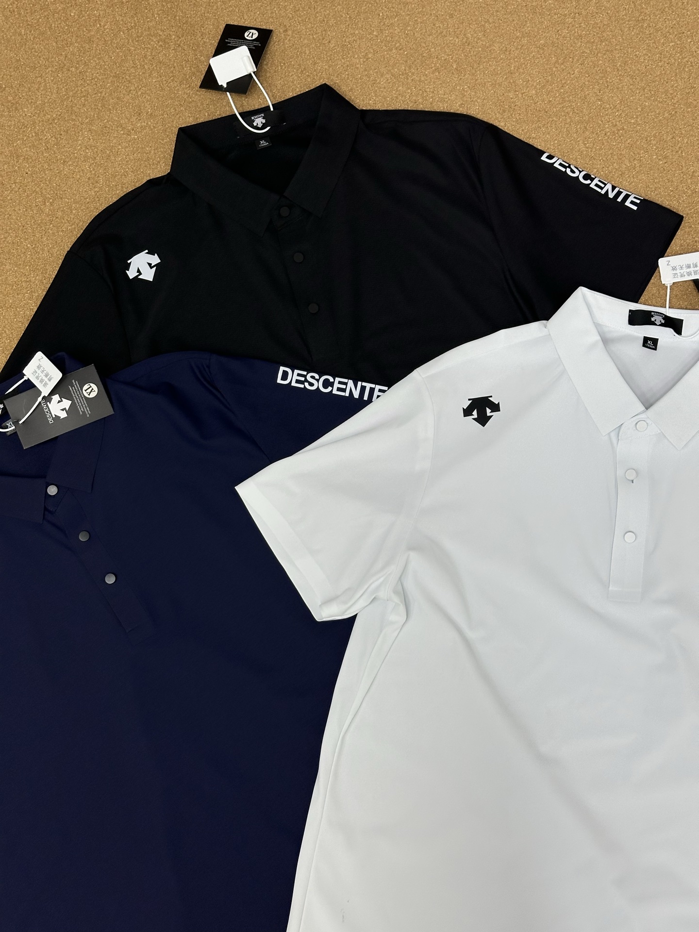 🛒购物价： 💰135
🏴‍☠️ DESCENTE 迪桑特 25ss夏季新品男女款高尔夫系列 冰丝凉感纯色polo半袖T恤


颜色：黑色 白色 藏蓝色
尺码：M-5XL


采用高品质运动属性功能性AERODRY针织面料制作的短袖POLO衫。面料轻薄柔软，舒爽透气，同时具有吸湿快干与凉感功能性，助力高强运动后回归干爽状态。
搭配ACTIVE运动版型裁剪，自然包裹贴合身形，能有效减少空气阻力，助力无忧运动体验，轻薄柔软，舒爽透气，POLO领型满足商务通勤多场景需求！！！
客订面料 经过特殊工艺处理，面料不仅柔软顺滑，还具备出色的透气性和吸湿性，即使在炎炎夏日，也能让你倍感清凉舒适。
宽松休闲的版型独具匠心，不挑身材，穿着自在无拘。搭配简约的纯色休闲裤，在午后的咖啡馆享受惬意时光；或是配上个性的印花短裤，在夏日泳池派对中大放异彩 。
穿上它，开启精致生活，每一刻都是时尚大片。


尺码表
尺码 衣长 胸围  肩宽  建议身高     建议体重
M     68    96    44   160-170CM  135-120斤
L      70    135   46   168-175CM  120-135斤
XL    72    104   48   170-175CM  135-150斤
2XL  74    108   50   168-180CM  150-165斤
3XL  76    112   52   170-185CM  165-190斤
4XL  78    116   54   170-190CM  190-200斤
5XL  80    118   56   178-200CM  200-220斤