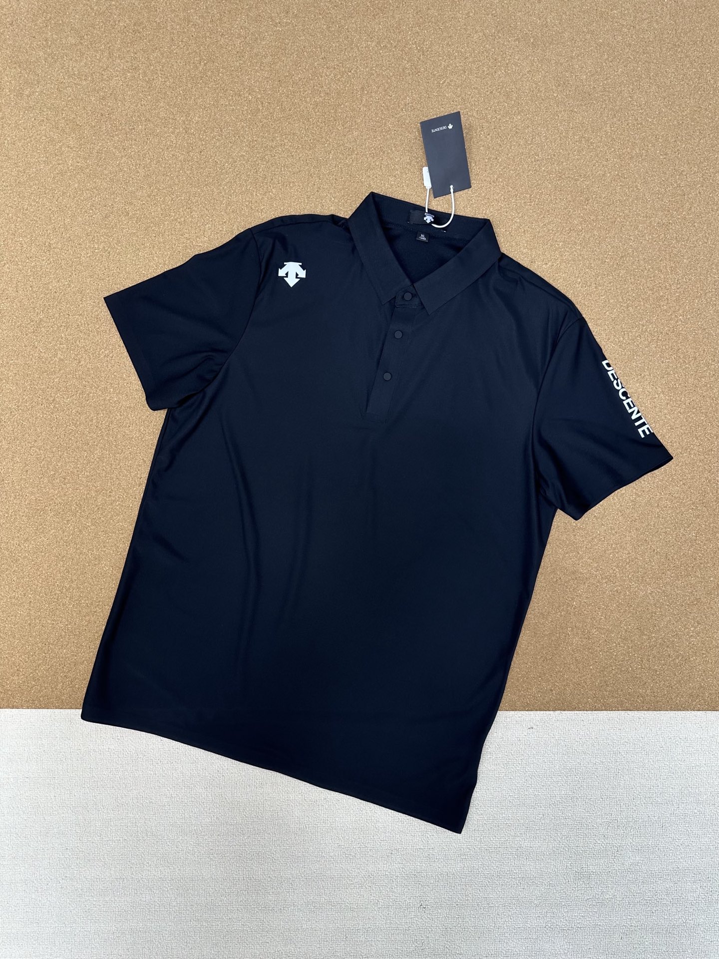 🛒购物价： 💰135
🏴‍☠️ DESCENTE 迪桑特 25ss夏季新品男女款高尔夫系列 冰丝凉感纯色polo半袖T恤


颜色：黑色 白色 藏蓝色
尺码：M-5XL


采用高品质运动属性功能性AERODRY针织面料制作的短袖POLO衫。面料轻薄柔软，舒爽透气，同时具有吸湿快干与凉感功能性，助力高强运动后回归干爽状态。
搭配ACTIVE运动版型裁剪，自然包裹贴合身形，能有效减少空气阻力，助力无忧运动体验，轻薄柔软，舒爽透气，POLO领型满足商务通勤多场景需求！！！
客订面料 经过特殊工艺处理，面料不仅柔软顺滑，还具备出色的透气性和吸湿性，即使在炎炎夏日，也能让你倍感清凉舒适。
宽松休闲的版型独具匠心，不挑身材，穿着自在无拘。搭配简约的纯色休闲裤，在午后的咖啡馆享受惬意时光；或是配上个性的印花短裤，在夏日泳池派对中大放异彩 。
穿上它，开启精致生活，每一刻都是时尚大片。


尺码表
尺码 衣长 胸围  肩宽  建议身高     建议体重
M     68    96    44   160-170CM  135-120斤
L      70    135   46   168-175CM  120-135斤
XL    72    104   48   170-175CM  135-150斤
2XL  74    108   50   168-180CM  150-165斤
3XL  76    112   52   170-185CM  165-190斤
4XL  78    116   54   170-190CM  190-200斤
5XL  80    118   56   178-200CM  200-220斤