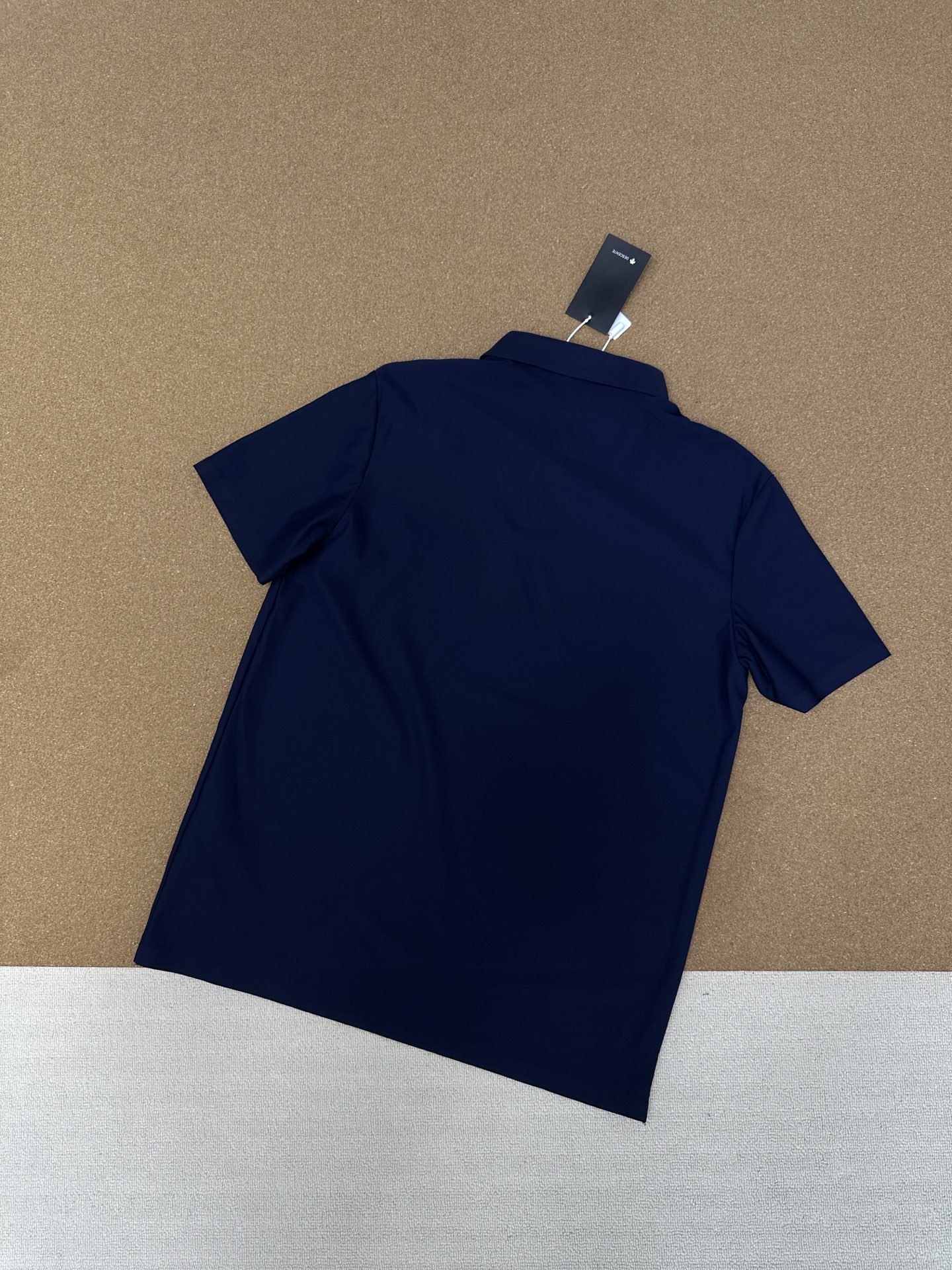 🛒购物价： 💰135
🏴‍☠️ DESCENTE 迪桑特 25ss夏季新品男女款高尔夫系列 冰丝凉感纯色polo半袖T恤


颜色：黑色 白色 藏蓝色
尺码：M-5XL


采用高品质运动属性功能性AERODRY针织面料制作的短袖POLO衫。面料轻薄柔软，舒爽透气，同时具有吸湿快干与凉感功能性，助力高强运动后回归干爽状态。
搭配ACTIVE运动版型裁剪，自然包裹贴合身形，能有效减少空气阻力，助力无忧运动体验，轻薄柔软，舒爽透气，POLO领型满足商务通勤多场景需求！！！
客订面料 经过特殊工艺处理，面料不仅柔软顺滑，还具备出色的透气性和吸湿性，即使在炎炎夏日，也能让你倍感清凉舒适。
宽松休闲的版型独具匠心，不挑身材，穿着自在无拘。搭配简约的纯色休闲裤，在午后的咖啡馆享受惬意时光；或是配上个性的印花短裤，在夏日泳池派对中大放异彩 。
穿上它，开启精致生活，每一刻都是时尚大片。


尺码表
尺码 衣长 胸围  肩宽  建议身高     建议体重
M     68    96    44   160-170CM  135-120斤
L      70    135   46   168-175CM  120-135斤
XL    72    104   48   170-175CM  135-150斤
2XL  74    108   50   168-180CM  150-165斤
3XL  76    112   52   170-185CM  165-190斤
4XL  78    116   54   170-190CM  190-200斤
5XL  80    118   56   178-200CM  200-220斤