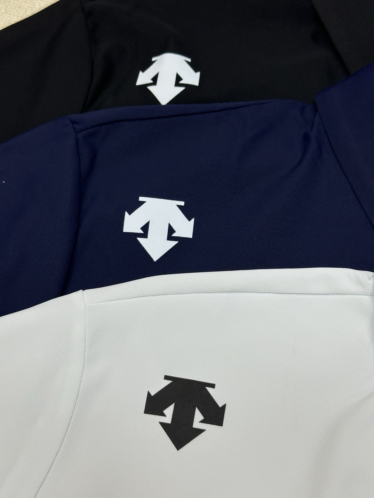 🛒购物价： 💰135
🏴‍☠️ DESCENTE 迪桑特 25ss夏季新品男女款高尔夫系列 冰丝凉感纯色polo半袖T恤


颜色：黑色 白色 藏蓝色
尺码：M-5XL


采用高品质运动属性功能性AERODRY针织面料制作的短袖POLO衫。面料轻薄柔软，舒爽透气，同时具有吸湿快干与凉感功能性，助力高强运动后回归干爽状态。
搭配ACTIVE运动版型裁剪，自然包裹贴合身形，能有效减少空气阻力，助力无忧运动体验，轻薄柔软，舒爽透气，POLO领型满足商务通勤多场景需求！！！
客订面料 经过特殊工艺处理，面料不仅柔软顺滑，还具备出色的透气性和吸湿性，即使在炎炎夏日，也能让你倍感清凉舒适。
宽松休闲的版型独具匠心，不挑身材，穿着自在无拘。搭配简约的纯色休闲裤，在午后的咖啡馆享受惬意时光；或是配上个性的印花短裤，在夏日泳池派对中大放异彩 。
穿上它，开启精致生活，每一刻都是时尚大片。


尺码表
尺码 衣长 胸围  肩宽  建议身高     建议体重
M     68    96    44   160-170CM  135-120斤
L      70    135   46   168-175CM  120-135斤
XL    72    104   48   170-175CM  135-150斤
2XL  74    108   50   168-180CM  150-165斤
3XL  76    112   52   170-185CM  165-190斤
4XL  78    116   54   170-190CM  190-200斤
5XL  80    118   56   178-200CM  200-220斤