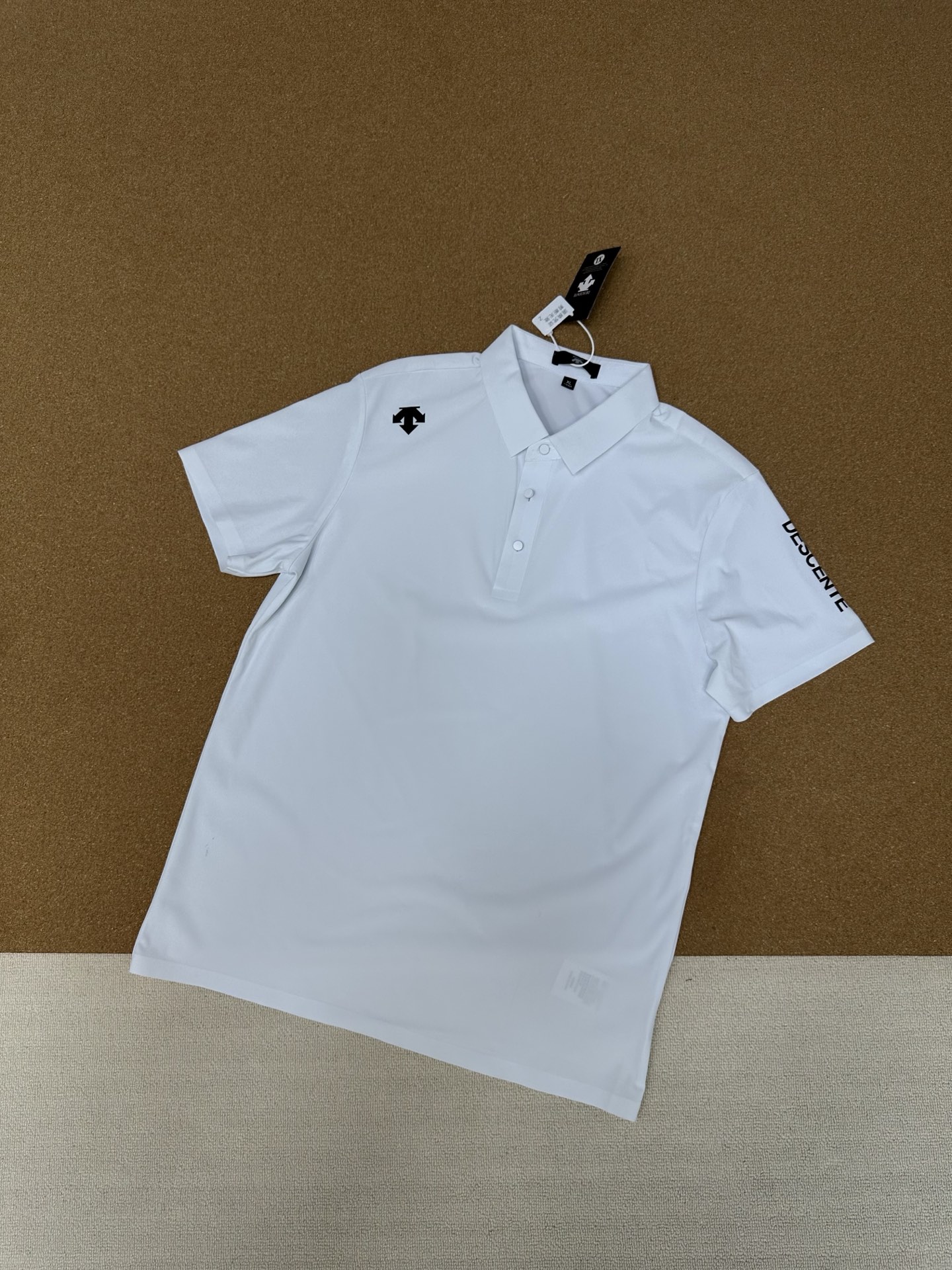 🛒购物价： 💰135
🏴‍☠️ DESCENTE 迪桑特 25ss夏季新品男女款高尔夫系列 冰丝凉感纯色polo半袖T恤


颜色：黑色 白色 藏蓝色
尺码：M-5XL


采用高品质运动属性功能性AERODRY针织面料制作的短袖POLO衫。面料轻薄柔软，舒爽透气，同时具有吸湿快干与凉感功能性，助力高强运动后回归干爽状态。
搭配ACTIVE运动版型裁剪，自然包裹贴合身形，能有效减少空气阻力，助力无忧运动体验，轻薄柔软，舒爽透气，POLO领型满足商务通勤多场景需求！！！
客订面料 经过特殊工艺处理，面料不仅柔软顺滑，还具备出色的透气性和吸湿性，即使在炎炎夏日，也能让你倍感清凉舒适。
宽松休闲的版型独具匠心，不挑身材，穿着自在无拘。搭配简约的纯色休闲裤，在午后的咖啡馆享受惬意时光；或是配上个性的印花短裤，在夏日泳池派对中大放异彩 。
穿上它，开启精致生活，每一刻都是时尚大片。


尺码表
尺码 衣长 胸围  肩宽  建议身高     建议体重
M     68    96    44   160-170CM  135-120斤
L      70    135   46   168-175CM  120-135斤
XL    72    104   48   170-175CM  135-150斤
2XL  74    108   50   168-180CM  150-165斤
3XL  76    112   52   170-185CM  165-190斤
4XL  78    116   54   170-190CM  190-200斤
5XL  80    118   56   178-200CM  200-220斤