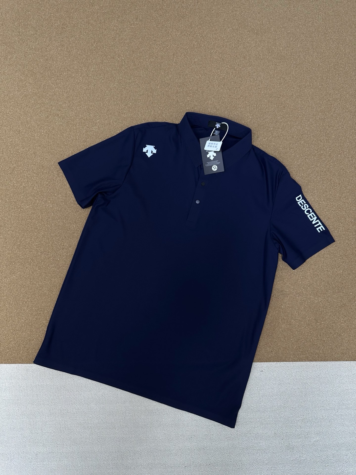 🛒购物价： 💰135
🏴‍☠️ DESCENTE 迪桑特 25ss夏季新品男女款高尔夫系列 冰丝凉感纯色polo半袖T恤


颜色：黑色 白色 藏蓝色
尺码：M-5XL


采用高品质运动属性功能性AERODRY针织面料制作的短袖POLO衫。面料轻薄柔软，舒爽透气，同时具有吸湿快干与凉感功能性，助力高强运动后回归干爽状态。
搭配ACTIVE运动版型裁剪，自然包裹贴合身形，能有效减少空气阻力，助力无忧运动体验，轻薄柔软，舒爽透气，POLO领型满足商务通勤多场景需求！！！
客订面料 经过特殊工艺处理，面料不仅柔软顺滑，还具备出色的透气性和吸湿性，即使在炎炎夏日，也能让你倍感清凉舒适。
宽松休闲的版型独具匠心，不挑身材，穿着自在无拘。搭配简约的纯色休闲裤，在午后的咖啡馆享受惬意时光；或是配上个性的印花短裤，在夏日泳池派对中大放异彩 。
穿上它，开启精致生活，每一刻都是时尚大片。


尺码表
尺码 衣长 胸围  肩宽  建议身高     建议体重
M     68    96    44   160-170CM  135-120斤
L      70    135   46   168-175CM  120-135斤
XL    72    104   48   170-175CM  135-150斤
2XL  74    108   50   168-180CM  150-165斤
3XL  76    112   52   170-185CM  165-190斤
4XL  78    116   54   170-190CM  190-200斤
5XL  80    118   56   178-200CM  200-220斤